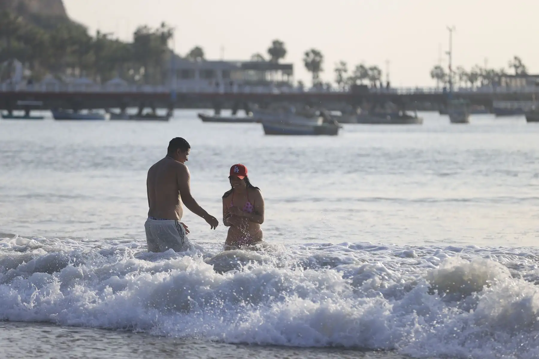 Niños, jóvenes y adultos llegan a las playas para refrescarse, disfrutar del mar y aprovechar las jornadas soleadas que caracterizan estos días de invierno.
 Foto: ANDINA/Braian Reyna