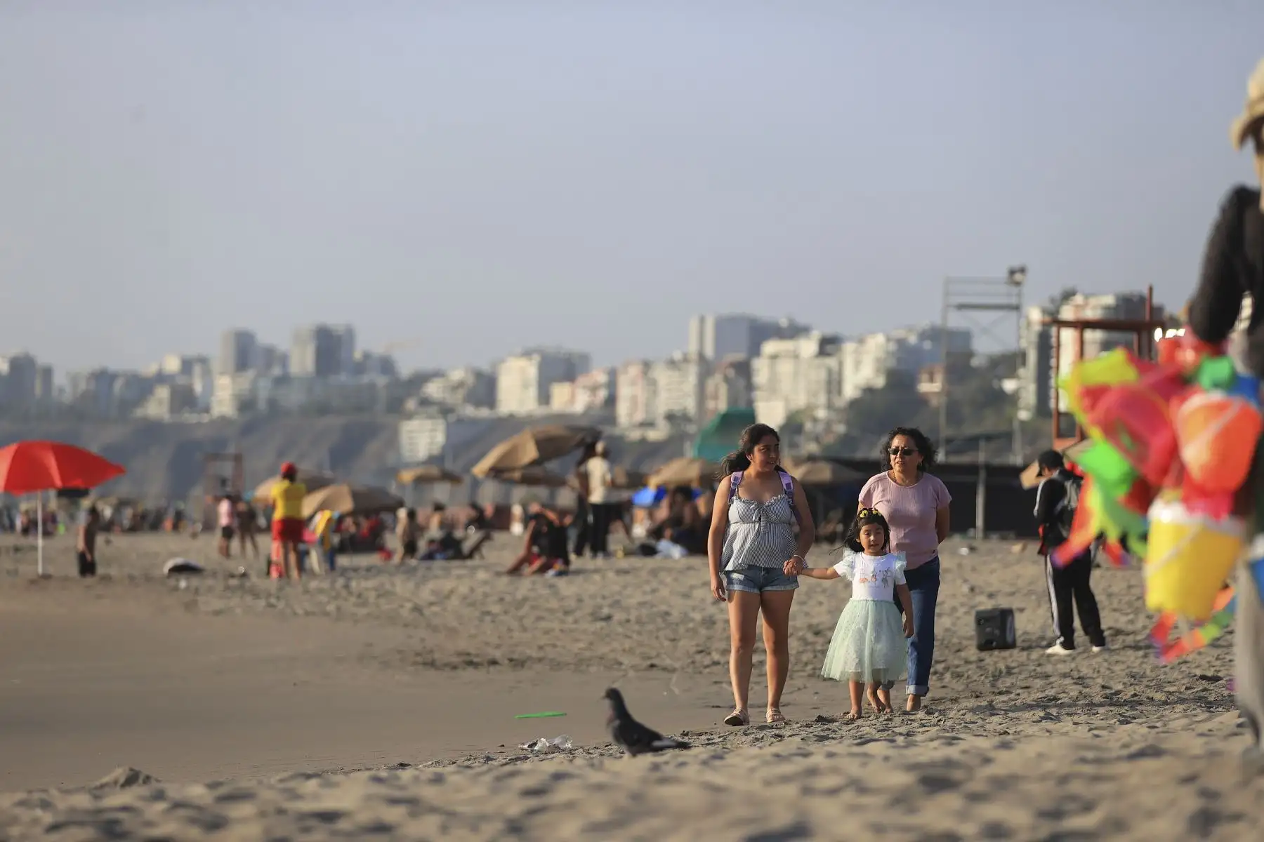A diferencia de otros años, cuando las bajas temperaturas y la presencia de cielo cubierto alejaban a los bañistas durante esta época, hoy la Costa Verde luce con una importante presencia de público. 
 Foto: ANDINA/Braian Reyna