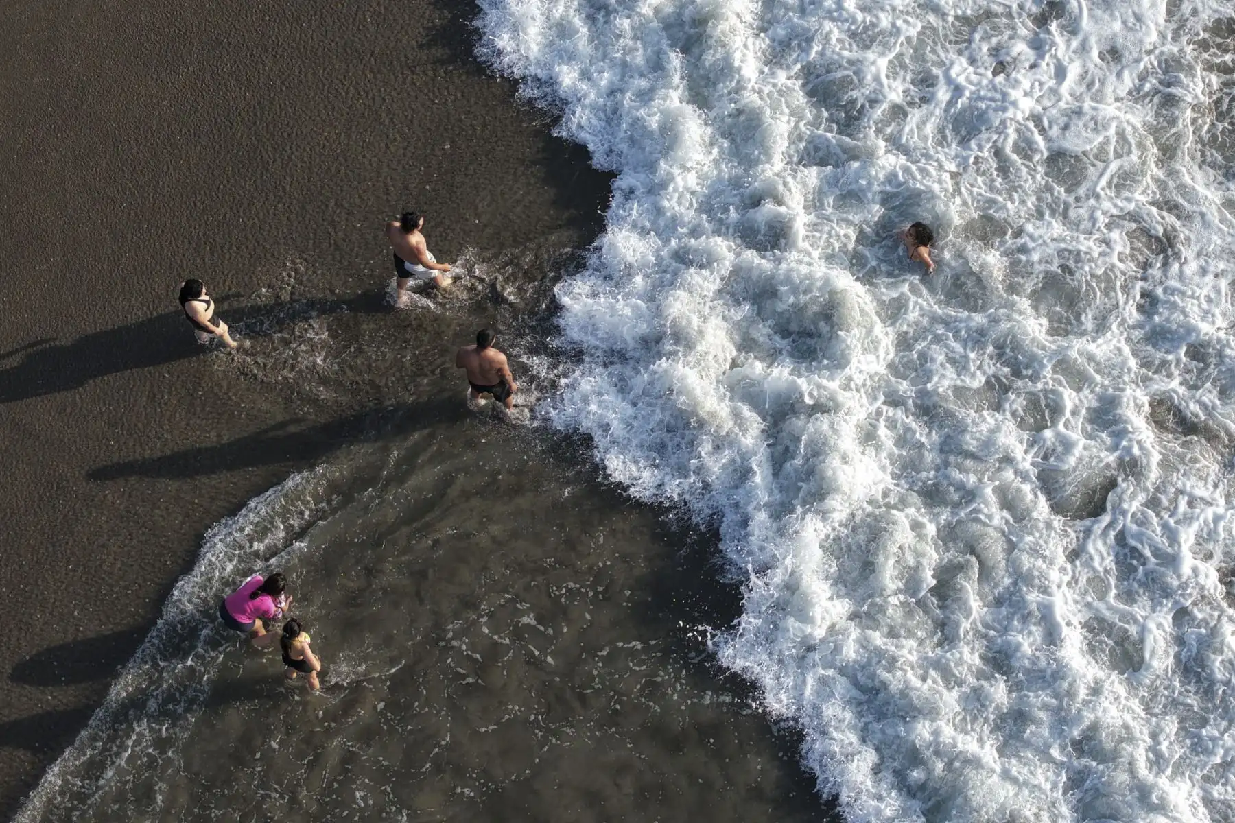 A diferencia de otros años, cuando las bajas temperaturas y la presencia de cielo cubierto alejaban a los bañistas durante esta época, hoy la Costa Verde luce con una importante presencia de público. 
 Foto: ANDINA/Braian Reyna