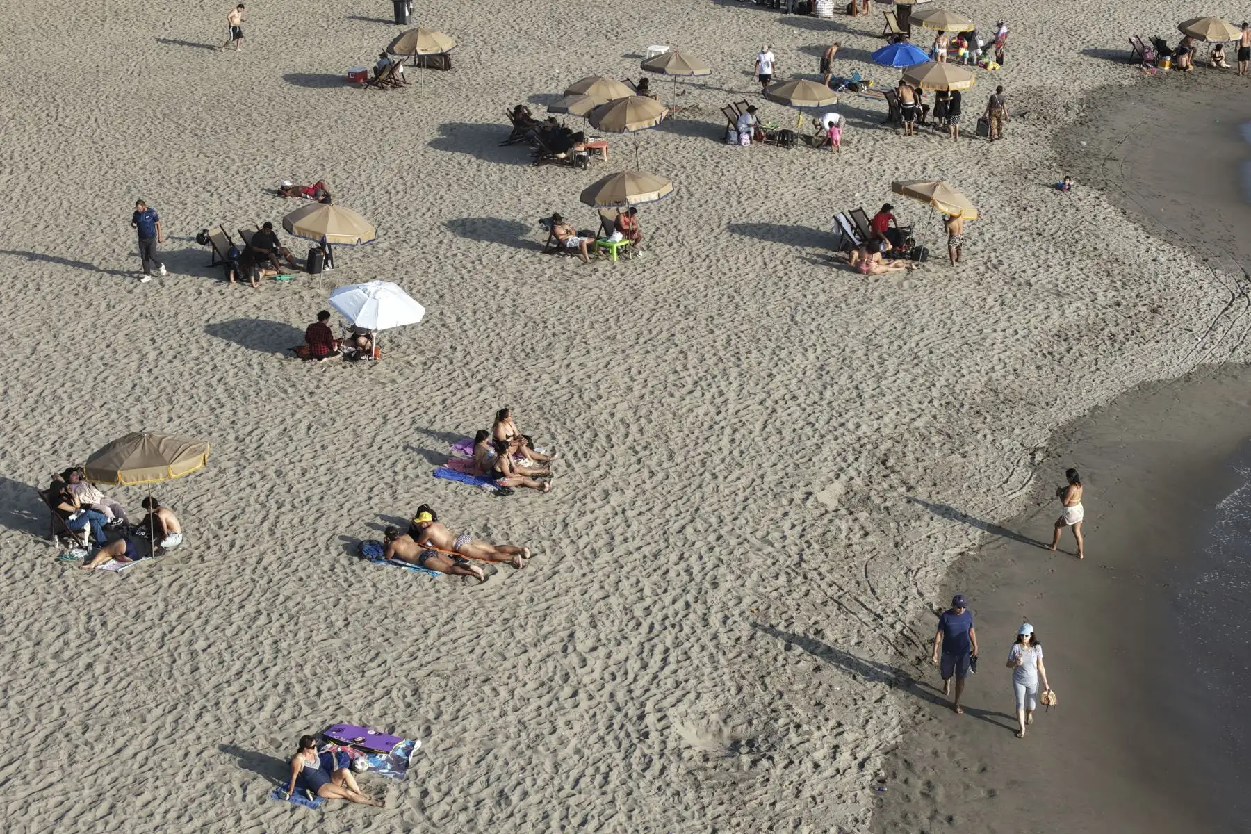 Este escenario de temperaturas inusualmente cálidas para agosto se presenta en un contexto de condiciones asociadas al fenómeno El Niño, que puede favorecer una mayor presencia de temperaturas por encima de lo habitual en la costa peruana.
 Foto: ANDINA/Braian Reyna