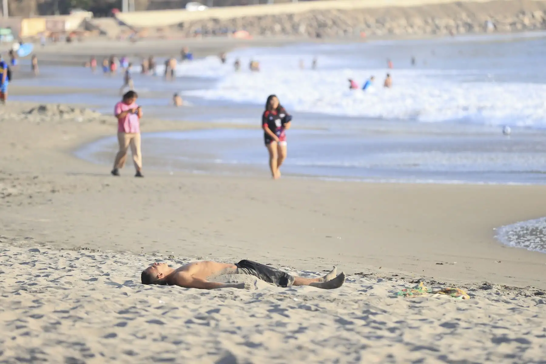 A diferencia de otros años, cuando las bajas temperaturas y la presencia de cielo cubierto alejaban a los bañistas durante esta época, hoy la Costa Verde luce con una importante presencia de público. 
 Foto: ANDINA/Braian Reyna