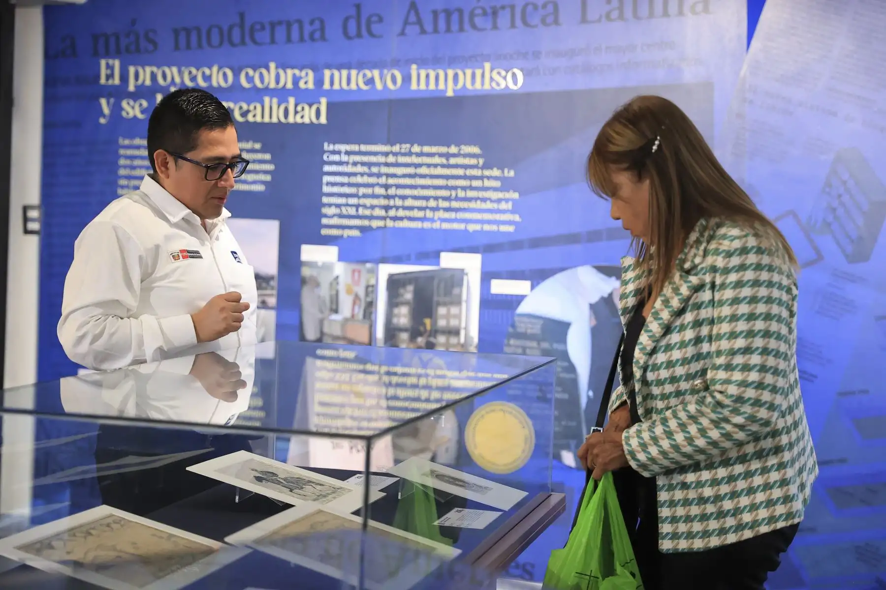 Se presentó el libro “La BNP en 205 imágenes”, una publicación que reúne fotografías que recorren la historia, el patrimonio, las colecciones, los espacios y los principales momentos de la institución durante sus más de dos siglos al servicio de la cultura y la memoria del país.
Foto: ANDINA/Braian Reyna