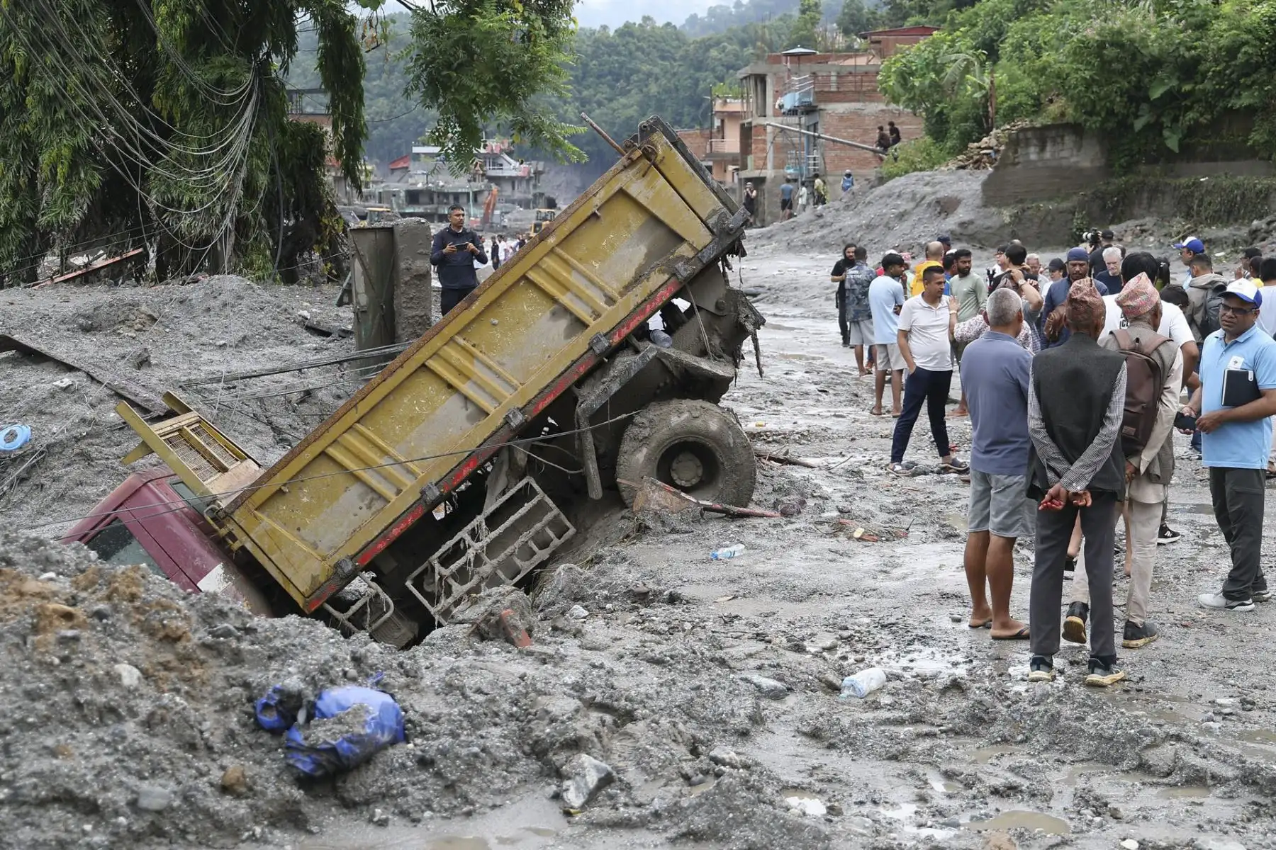 Se observa un camión atascado en el lodo en una carretera cerca de un sitio de restauración en Bidur, Nepal, el 29 de agosto de 2026, tras las inundaciones repentinas ocurridas a principios de esta semana. Foto: EFE
