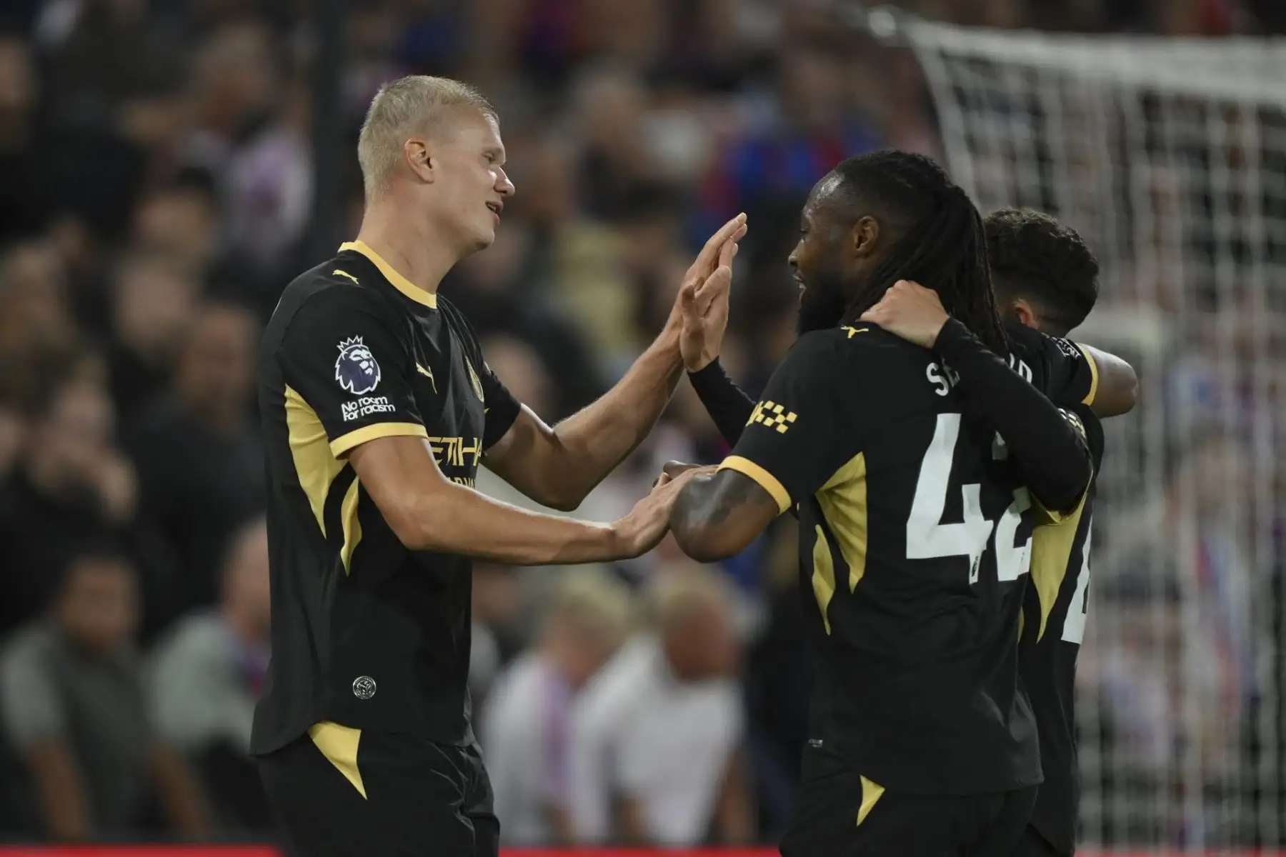 Erling Haaland (izquierda) del Manchester City celebra marcar su cuarto gol con sus compañeros durante el partido de la Premier League inglesa Crystal Palace contra el Manchester City, en Londres, Gran Bretaña, el 28 de agosto de 2026. Foto: EFE