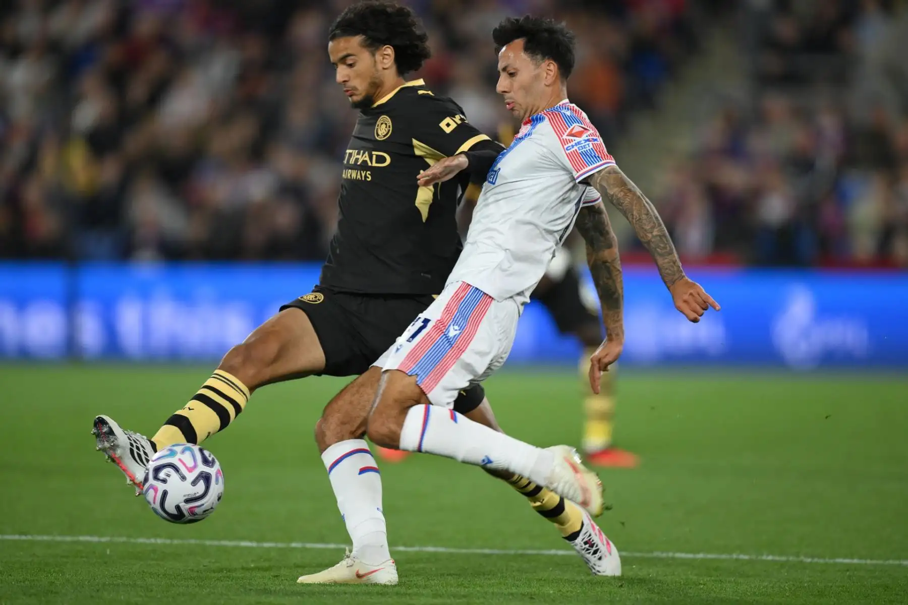 Dwight McNeil (derecha) del Crystal Palace y Ayyoub Bouaddi del Manchester City luchan por el balón durante el partido de la Liga Premier inglesa Crystal Palace contra el Manchester City, en Londres, Gran Bretaña, el 28 de agosto de 2026. (Reino Unido, Londres) Foto: EFE
