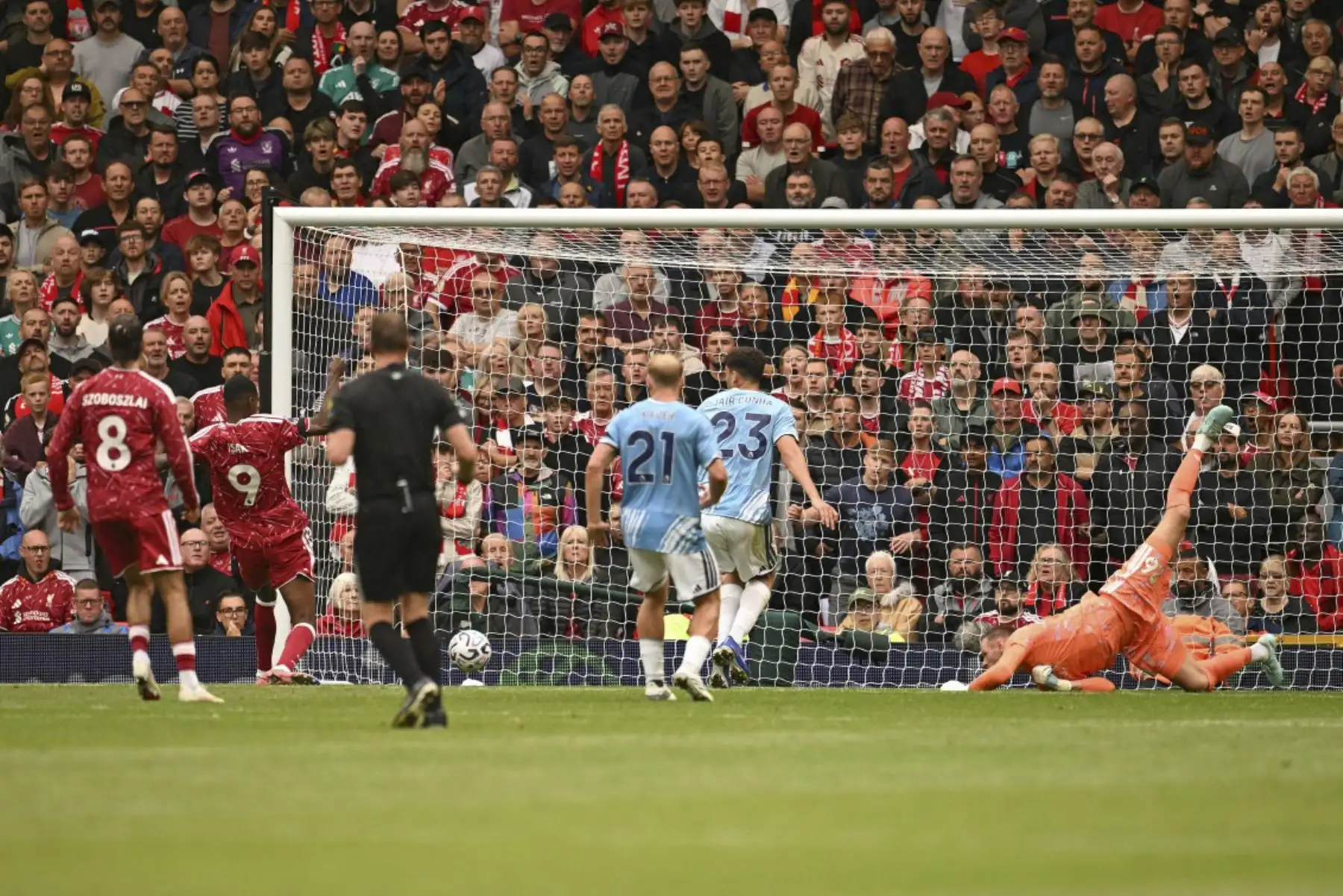 El delantero sueco del Liverpool, Alexander Isak (2L), número 09, anota el primer gol del equipo durante el partido de la Premier League inglesa entre el Liverpool y el Nottingham Forest en Anfield, Liverpool, noroeste de Inglaterra, el 29 de agosto de 2026. Foto: AFP