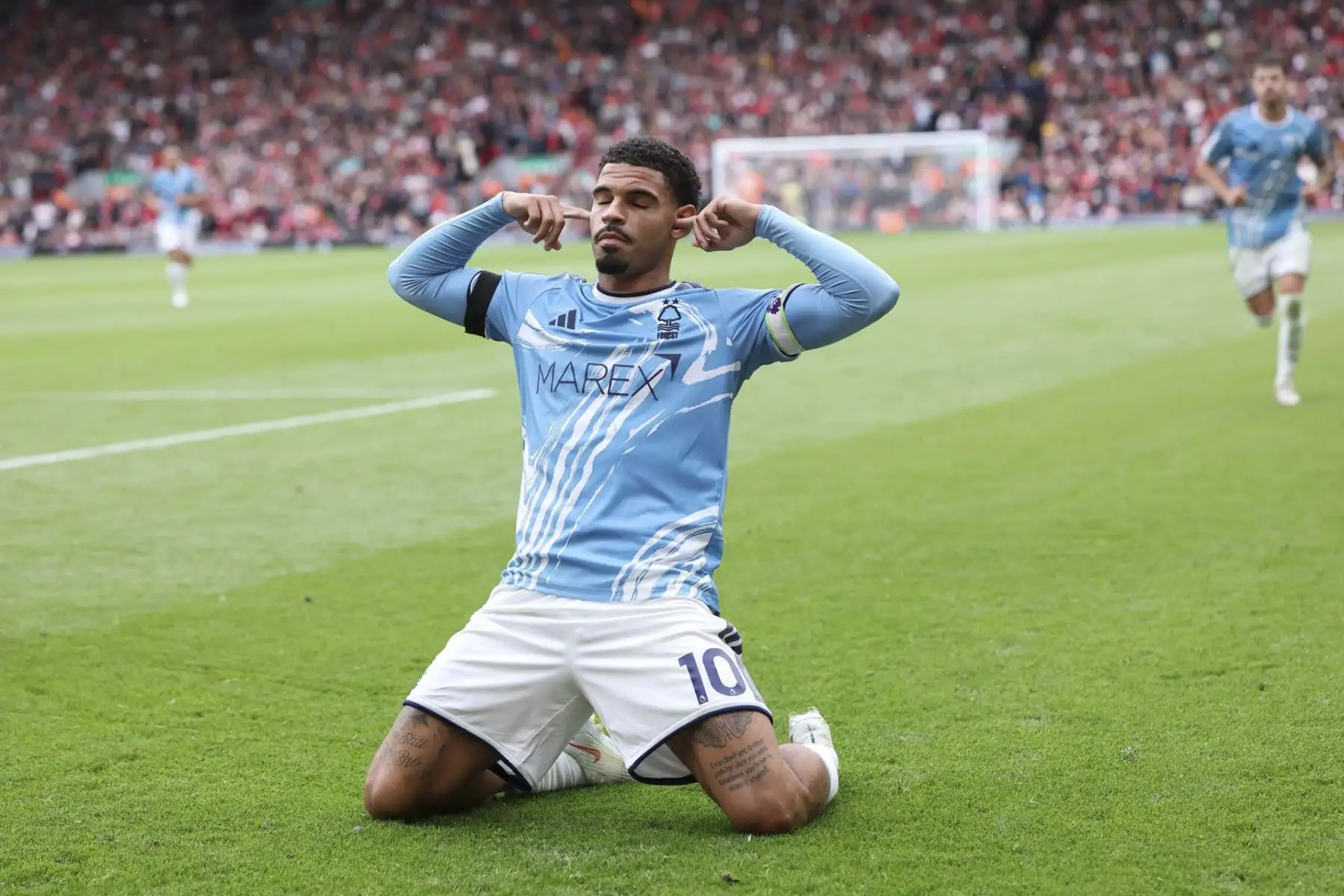 Morgan Gibbs-White, del Nottingham Forest, posa tras marcar el gol que puso el 1-2 en el partido de la Premier League inglesa entre el Liverpool FC y el Nottingham Forest, en Liverpool, Gran Bretaña, el 29 de agosto de 2026. (Reino Unido) Foto: EFE