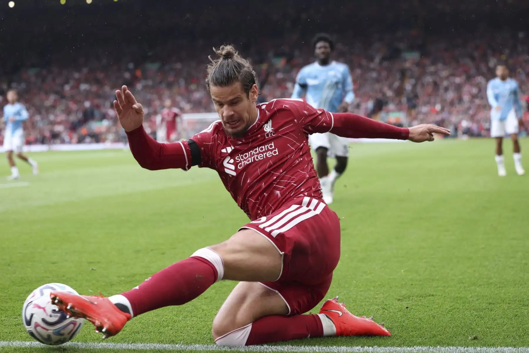 Milos Kerkez of Liverpool in action during the English Premier League match Liverpool FC against Nottingham Forest, in Liverpool, Britain, 29 August 2026. (Reino Unido) Foto: EFE