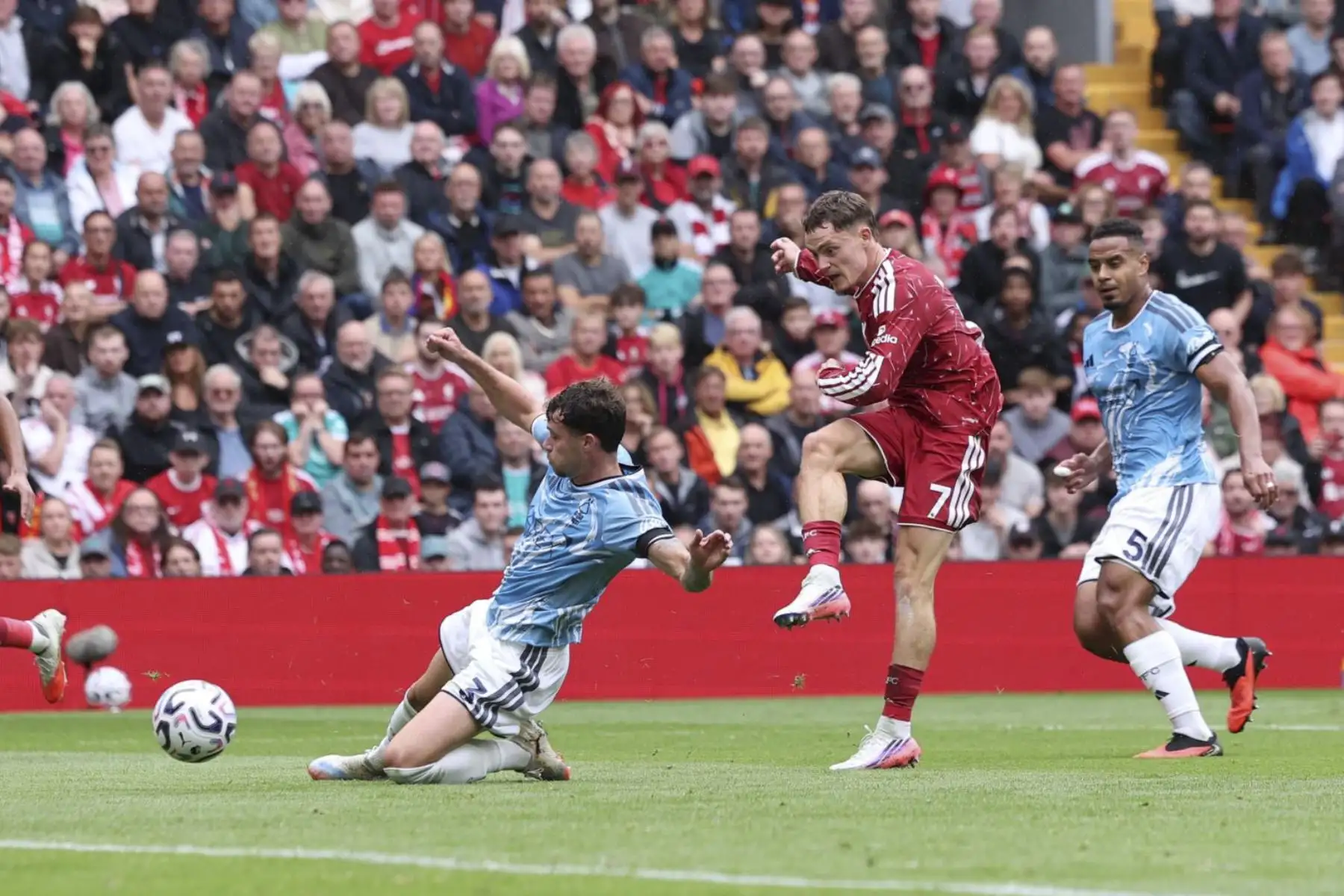Florian Wirtz de Liverpool marca un gol que luego fue anulado por el VAR durante el partido de la Premier League inglesa Liverpool FC contra Nottingham Forest, en Liverpool, Gran Bretaña, el 29 de agosto de 2026. (Reino Unido) Foto: EFE