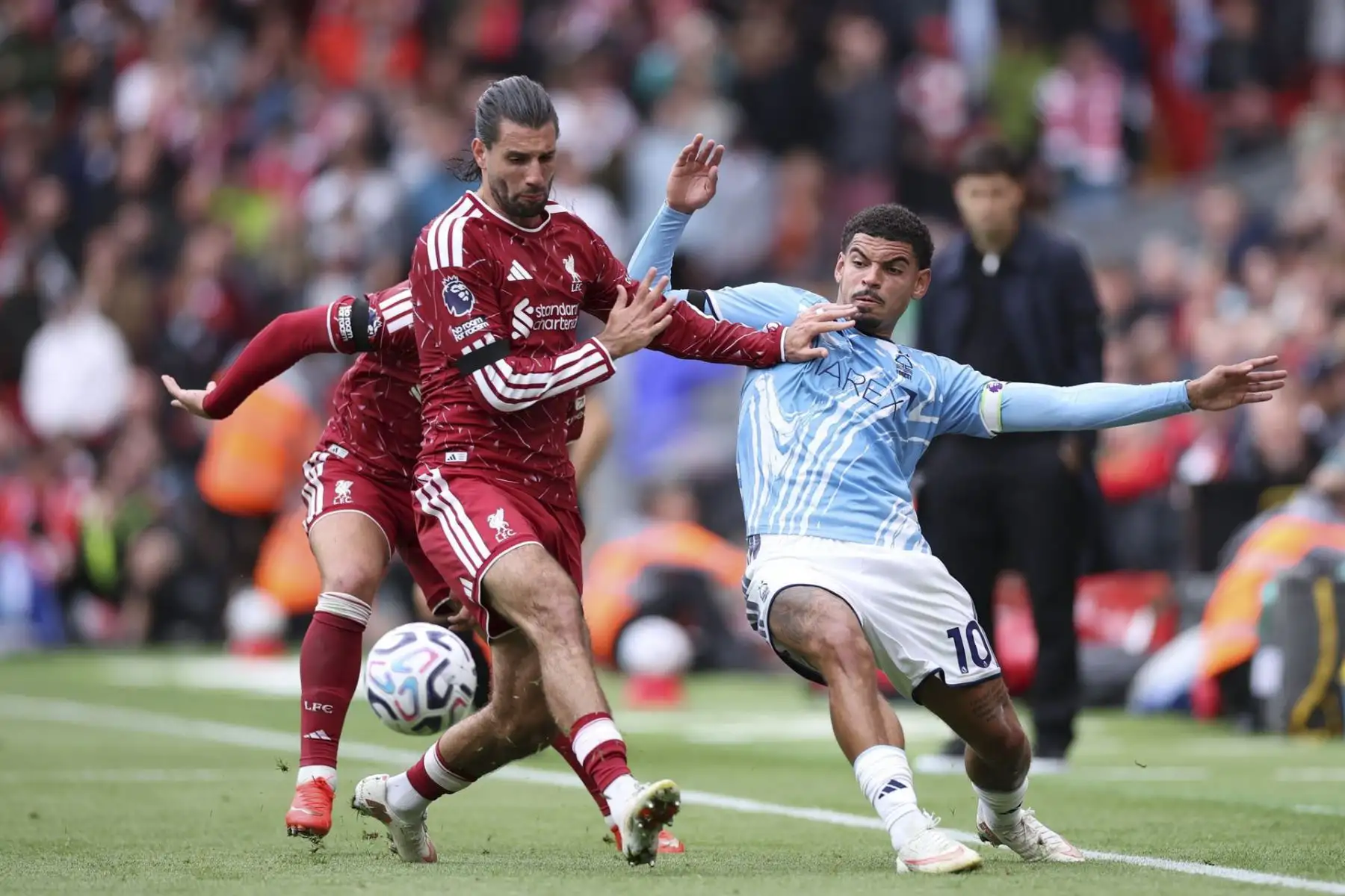 Morgan Gibbs-White of Nottingham Forest in action against Dominik Szoboszlai of Liverpool during the English Premier League match Liverpool FC against Nottingham Forest, in Liverpool, Britain, 29 August 2026. (Reino Unido)  Foto: EFE