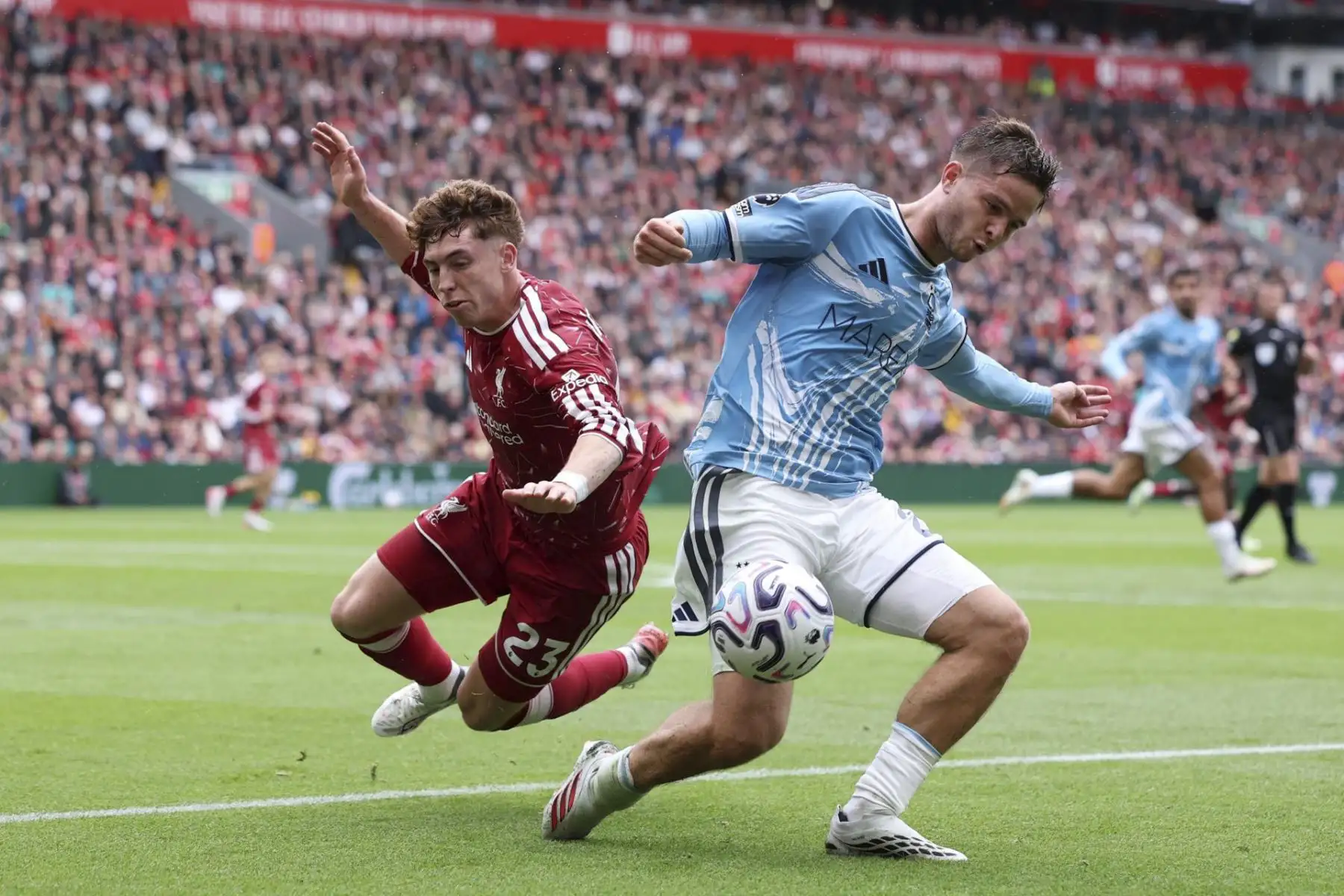 Víctor Muñoz de Liverpool (i) en acción contra James McAtee de Nottingham Forest (d) durante el partido de la Liga Premier inglesa Liverpool FC contra Nottingham Forest, en Liverpool, Gran Bretaña, el 29 de agosto de 2026. (Reino Unido) Foto: AFP