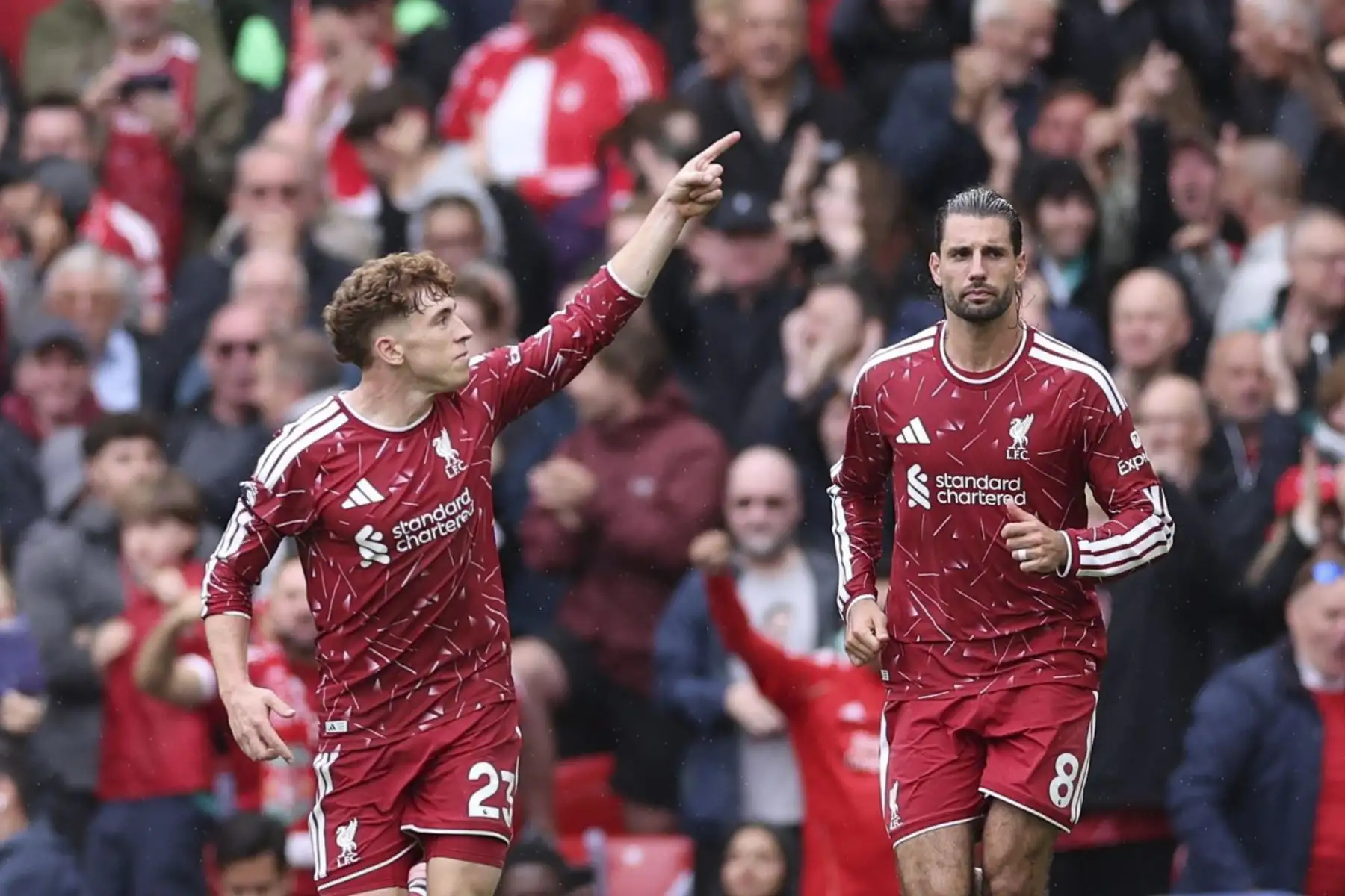 Víctor Muñoz, del Liverpool, celebra el gol del empate 2-2 durante el partido de la Premier League inglesa entre el Liverpool FC y el Nottingham Forest, en Liverpool, Gran Bretaña, el 29 de agosto de 2026. (Reino Unido) Foto: EFE