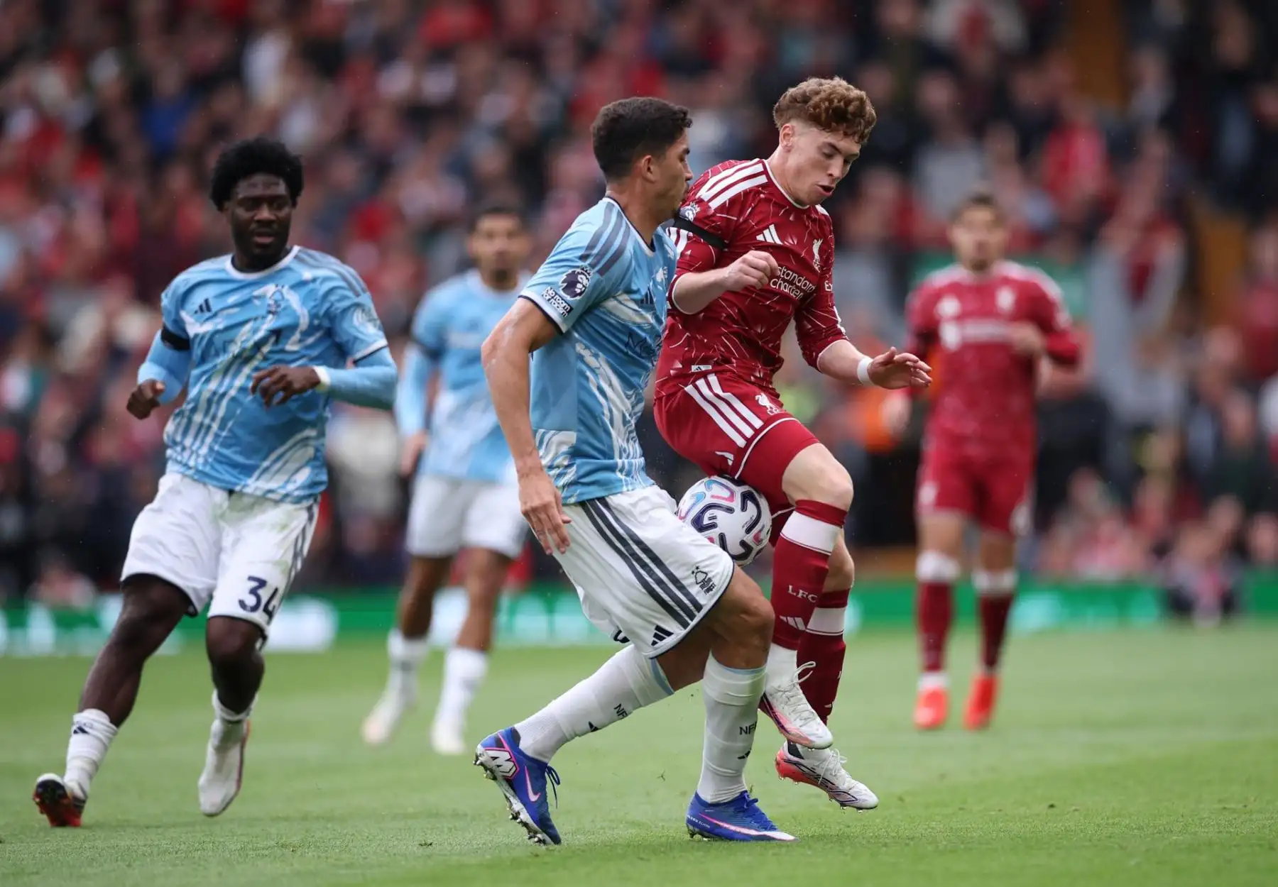 Jair Cunha de Nottingham Forest (C) en acción contra Víctor Muñoz de Liverpool (R) durante el partido de la Liga Premier inglesa Liverpool FC contra Nottingham Forest, en Liverpool, Gran Bretaña, el 29 de agosto de 2026. (Reino Unido) Foto: EFE
