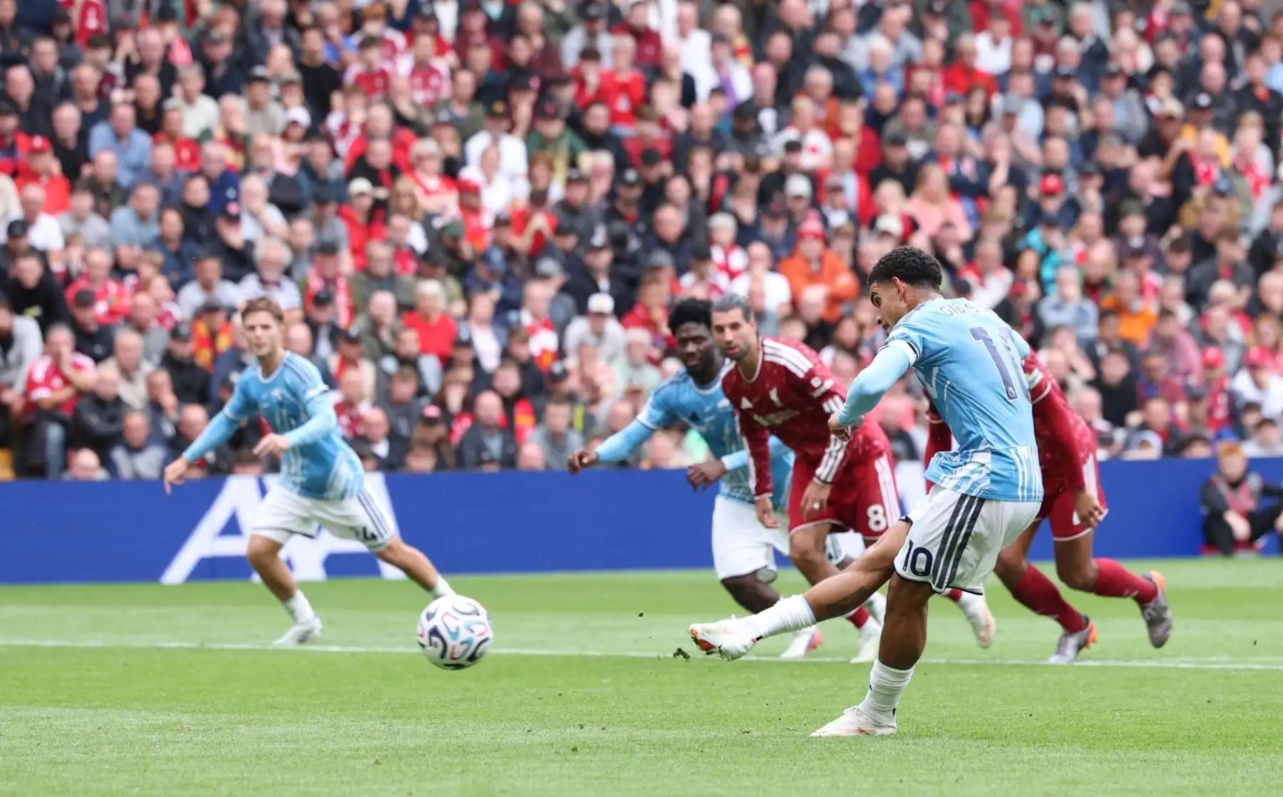 Morgan Gibbs-White de Nottingham Forest convierte un penalti y anota el gol 1-2 durante el partido de la Premier League inglesa Liverpool FC contra Nottingham Forest, en Liverpool, Gran Bretaña, el 29 de agosto de 2026. (Reino Unido) Foto: EFE