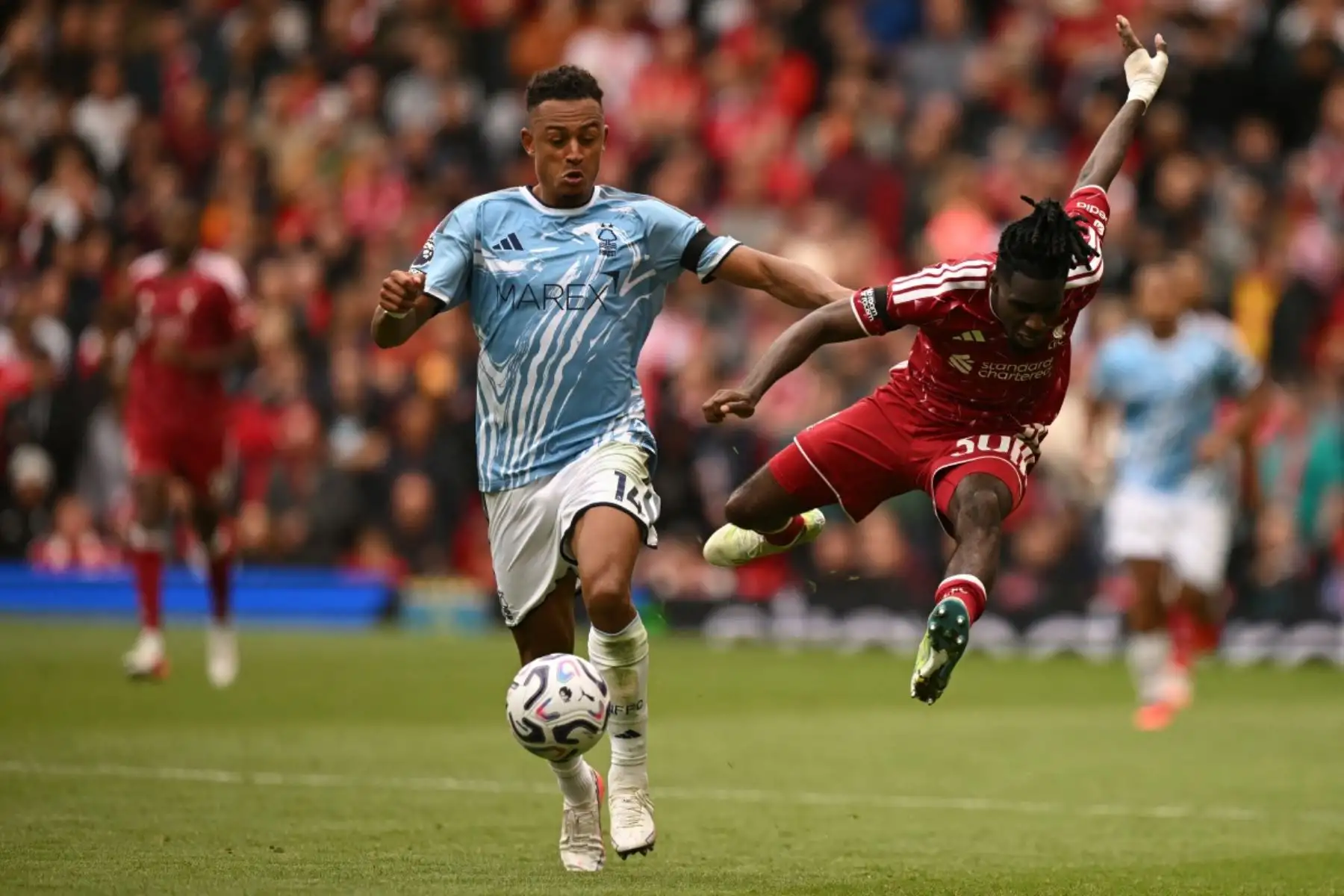El centrocampista suizo del Nottingham Forest, Dan Ndoye (izquierda), disputa el balón con el defensa holandés del Liverpool, Jeremie Frimpong (derecha), durante el partido de la Premier League inglesa entre el Liverpool y el Nottingham Forest en Anfield, Liverpool, noroeste de Inglaterra, el 29 de agosto de 2026. Foto: AFP