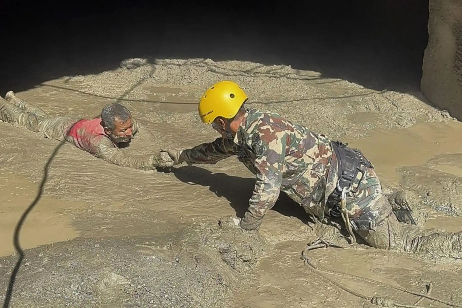 Una fotografía proporcionada por el ejército de Nepal muestra a personal del ejército rescatando a sobrevivientes de un túnel hidroeléctrico después de inundaciones repentinas en el distrito de Rasuwa, Nepal. Foto: EFE