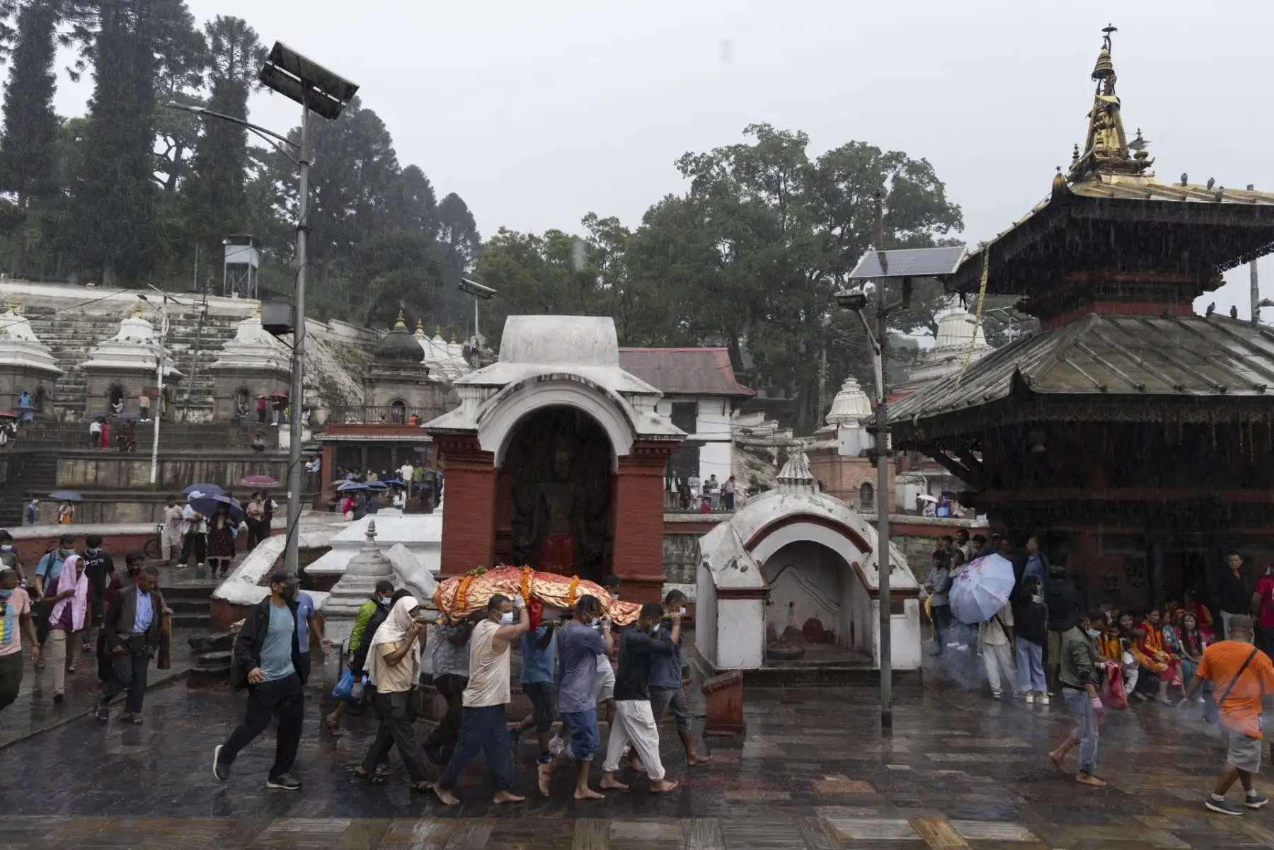 Una fotografía proporcionada por el ejército de Nepal muestra a miembros de la familia rindiendo sus últimos respetos a Rohan Shrestha, una de las víctimas de las inundaciones repentinas de Rasuwa, en el centro de cremación de Pashupati en Katmandú, Nepal. Foto: EFE