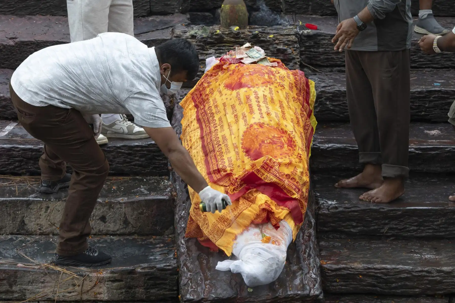 Una fotografía proporcionada por el ejército de Nepal muestra a miembros de la familia rindiendo sus últimos respetos a Rohan Shrestha, una de las víctimas de las inundaciones repentinas de Rasuwa, en el centro de cremación de Pashupati en Katmandú, Nepal. Foto: EFE