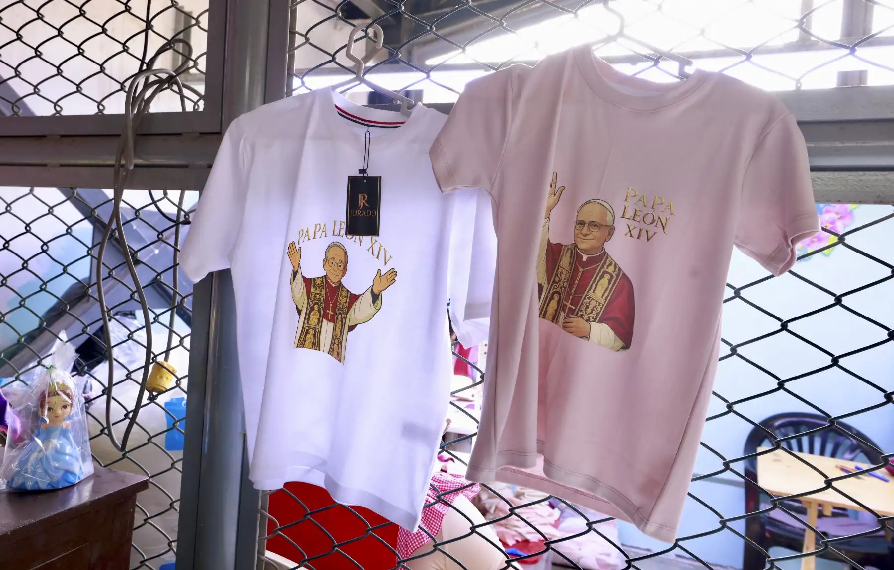 Internas del penal de Mujeres de Chorrillos elaboran muñecos y otros productos alusivos por la visita del papa León XIV. Foto: ANDINA/Difusión
