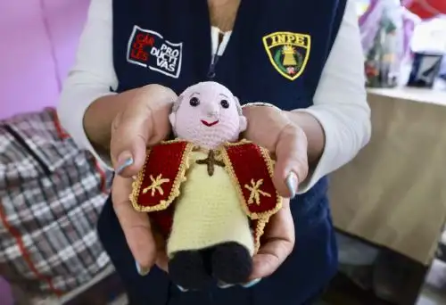 Internas del penal de Mujeres de Chorrillos elaboran muñecos y otros productos alusivos por la visita del papa León XIV