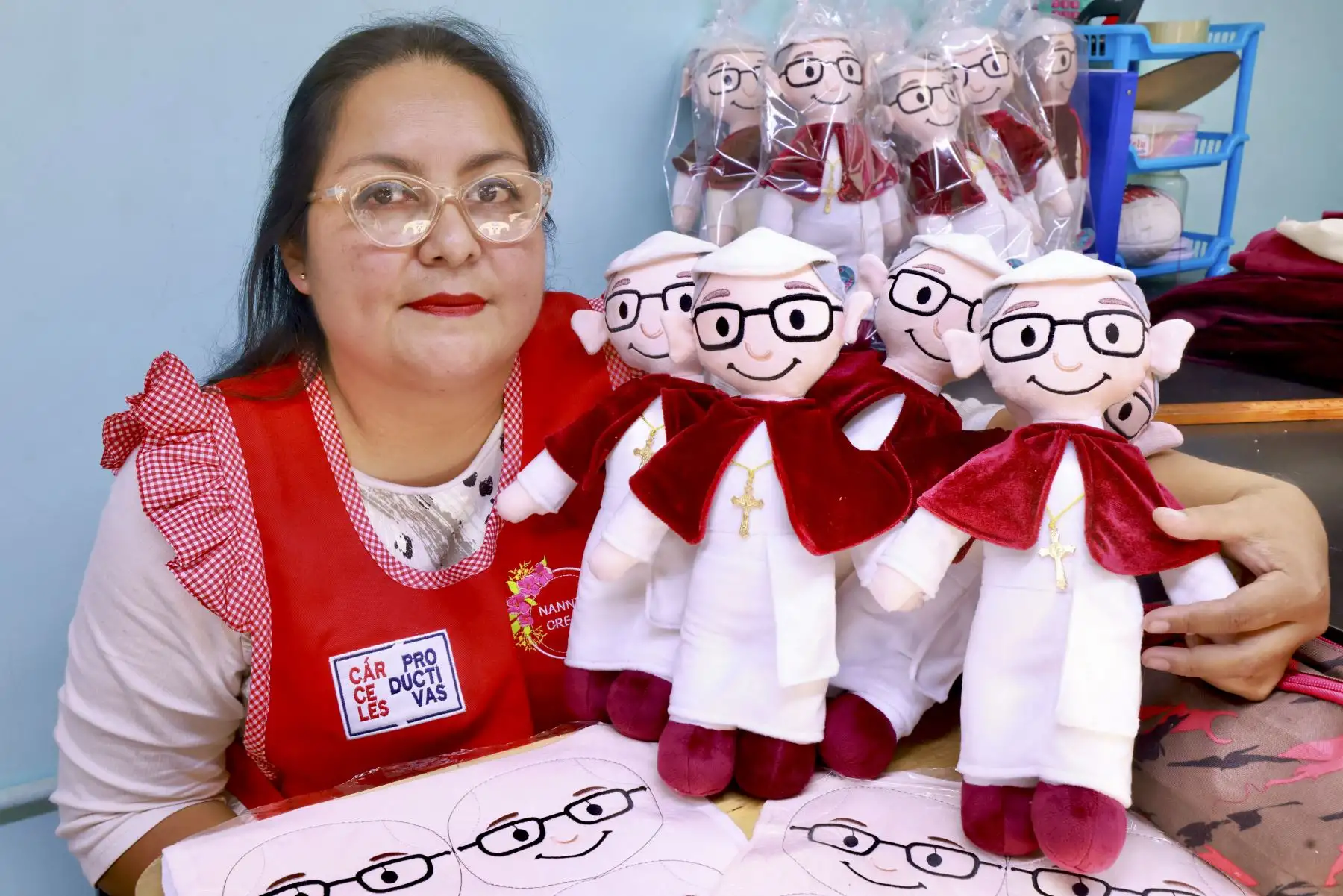 Entre los productos elaborados por las internas, se encuentran cuadros, peluches, almohadas, polos estampados, llaveros, joyas y tortas.Foto: ANDINA/Difusión