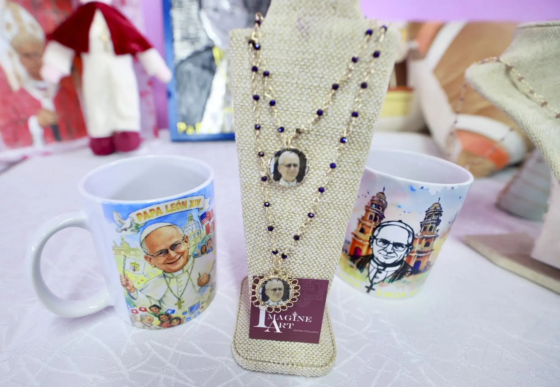 Internas del penal de Mujeres de Chorrillos elaboran muñecos y otros productos alusivos por la visita del papa León XIV. Foto: ANDINA/Difusión