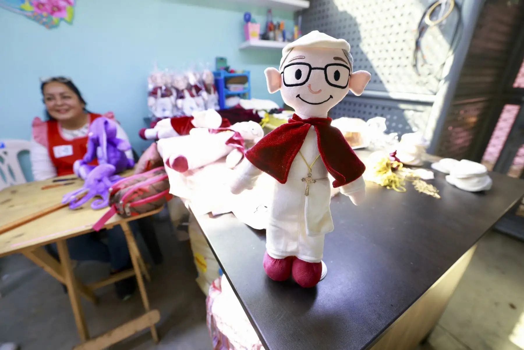 Internas del penal de Mujeres de Chorrillos elaboran muñecos y otros productos alusivos por la visita del papa León XIV. Foto: ANDINA/Difusión