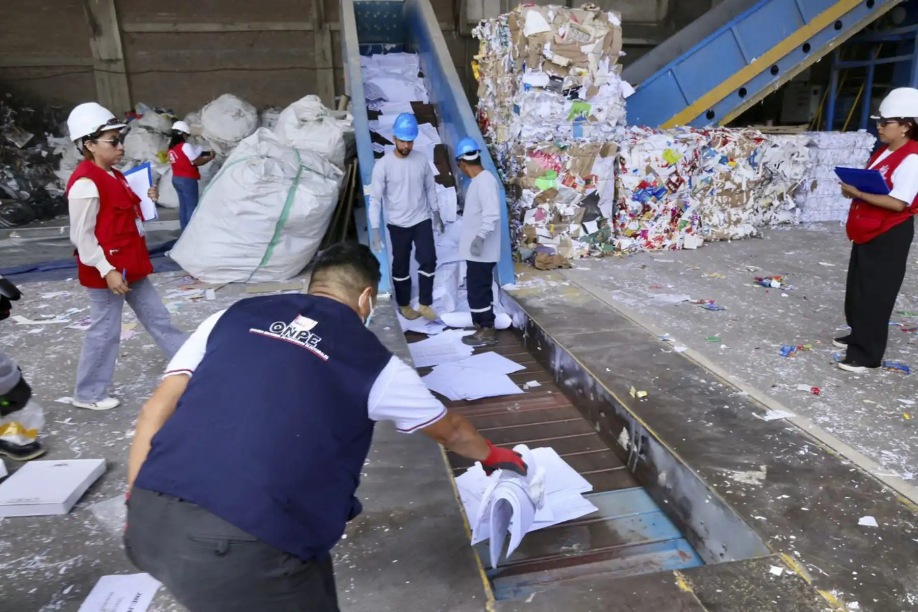 Destrucción total y pública de las cédulas de sufragio escrutadas por mandato de la Ley Orgánica de Elecciones (N°. 26859),actividad que culminará en un plazo máximo de 6 días calendario. Foto: ANDINA/Difusión