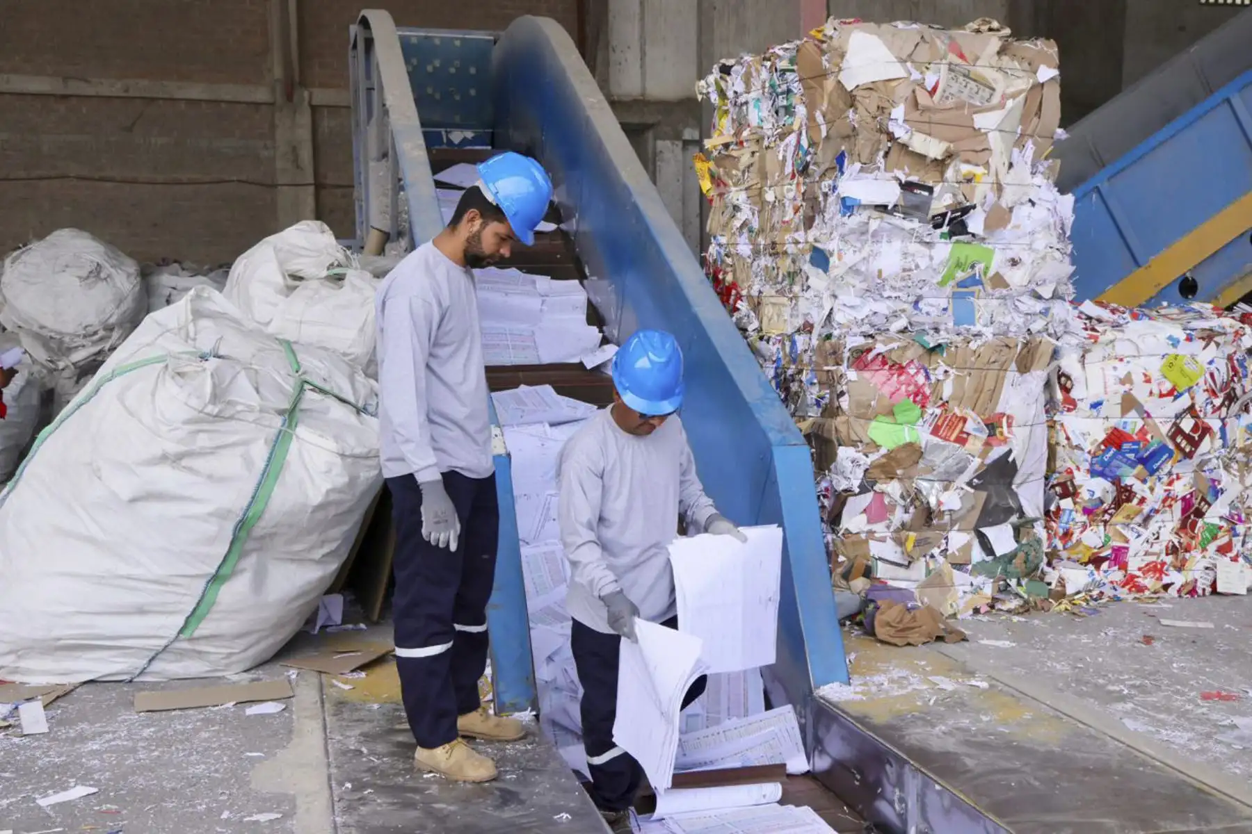 Para evitar pérdidas, sustracciones, aperturas o manipulación no autorizada de las cédulas antes de su destrucción, el organismo electoral ha dispuesto medidas de seguimiento y control durante el traslado y permanencia del material en las instalaciones del proveedor. 
Foto: ANDINA/Difusión