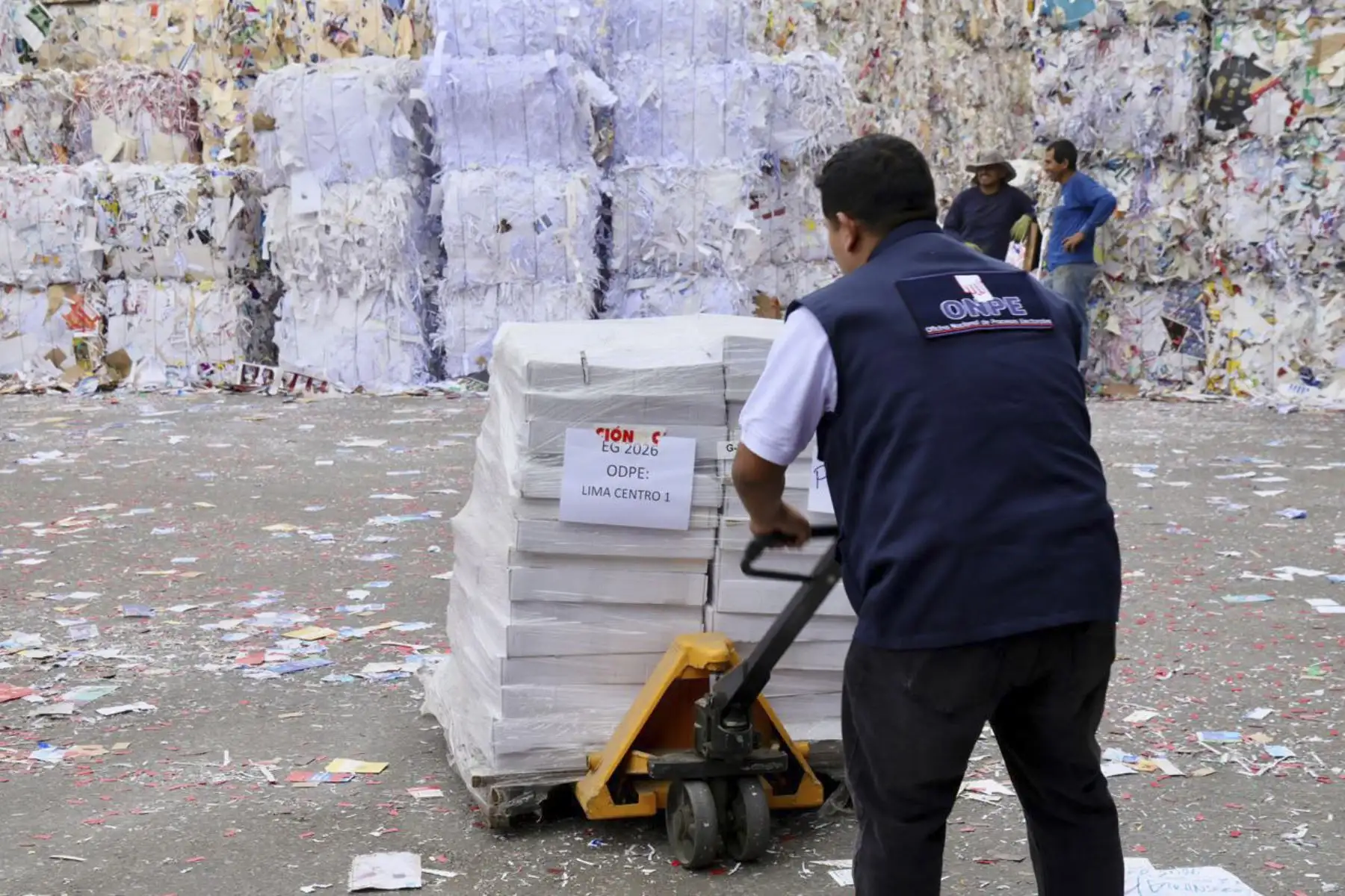 El proveedor tuvo un plazo de 5 días (del 24 al 28 de agosto) para recoger, desde el almacén de la ONPE en Lurín, y trasladar el 100 % del material electoral (alrededor de 431 000 kg.) Foto: ANDINA/Difusión