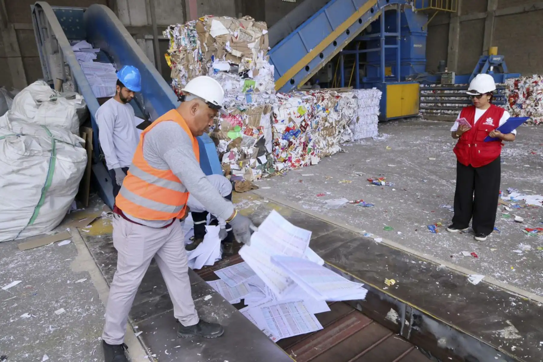 La destrucción se realiza mediante la trituración de las cédulas, reduciéndolas a fragmentos, lo que impide que puedan ser reconstruidas ni reutilizadas nuevamente.
Foto: ANDINA/Difusión