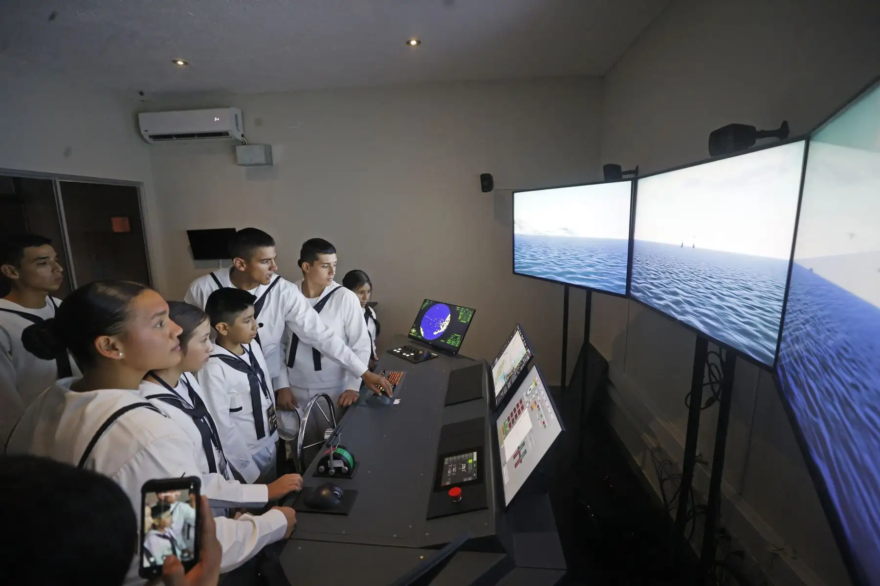 Los ganadores del concurso, realizado a través de las redes sociales de la Marina de Guerra del Perú, conocerán de cerca los espacios donde se forman los futuros oficiales de la Institución y serán protagonistas de una jornada especialmente preparada para ellos.  Foto: ANDINA/Vidal Tarqui