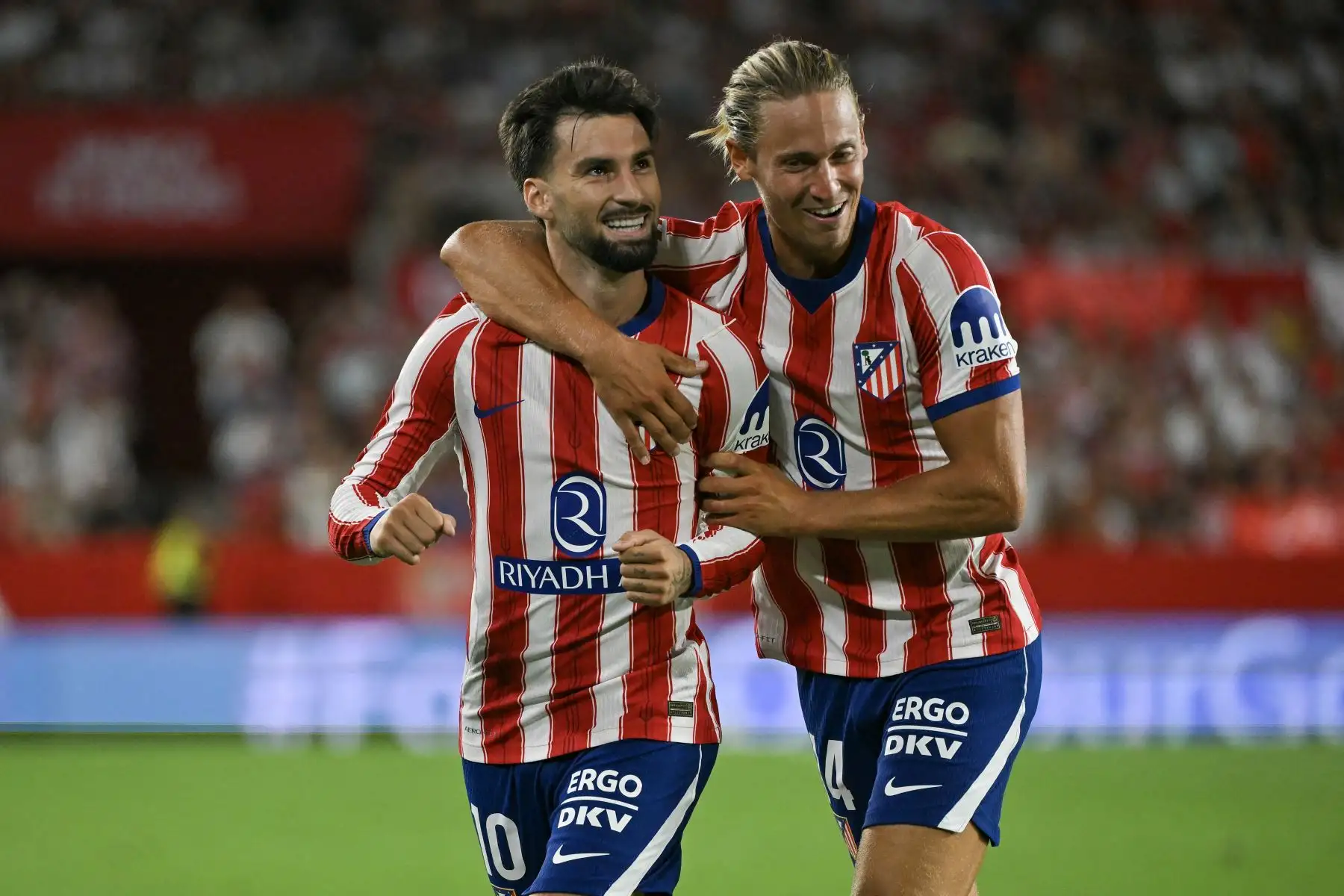 El delantero español del Atlético de Madrid, Álex Baena, celebra el tercer gol de su equipo junto a su compañero, el centrocampista español Marcos Llorente, durante el partido de la liga española de fútbol entre el Sevilla FC y el Club Atlético de Madrid en el estadio Ramón Sánchez-Pizjuán de Sevilla, el 29 de agosto de 2026. Foto: AFP