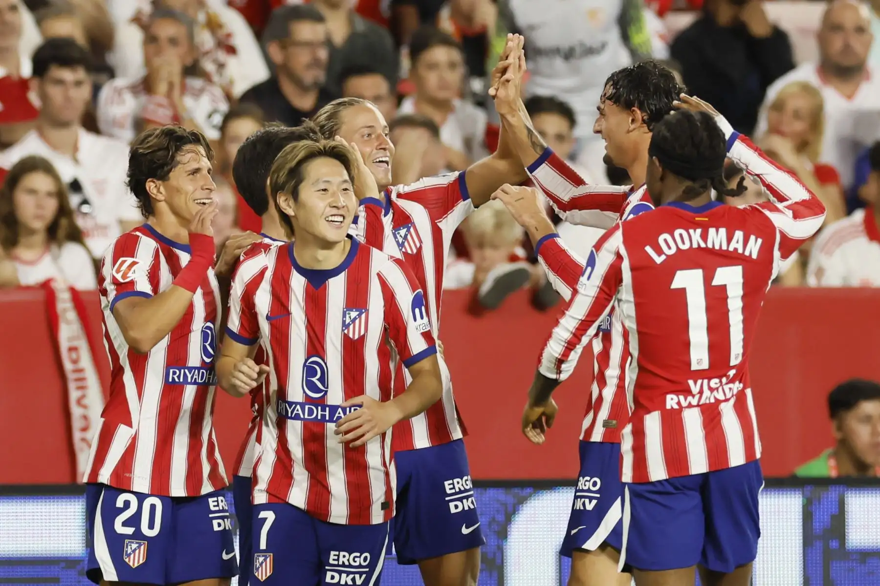 Los jugadores del Atlético de Madrid celebran el gol de Alejandro Baena durante el partido de la tercera jornada de LaLiga entre Sevilla FC y Atlético de Madrid hoy sábado 29 de agosto en el estadio Sánchez-Pizjuán, en Sevilla. Foto: EFE