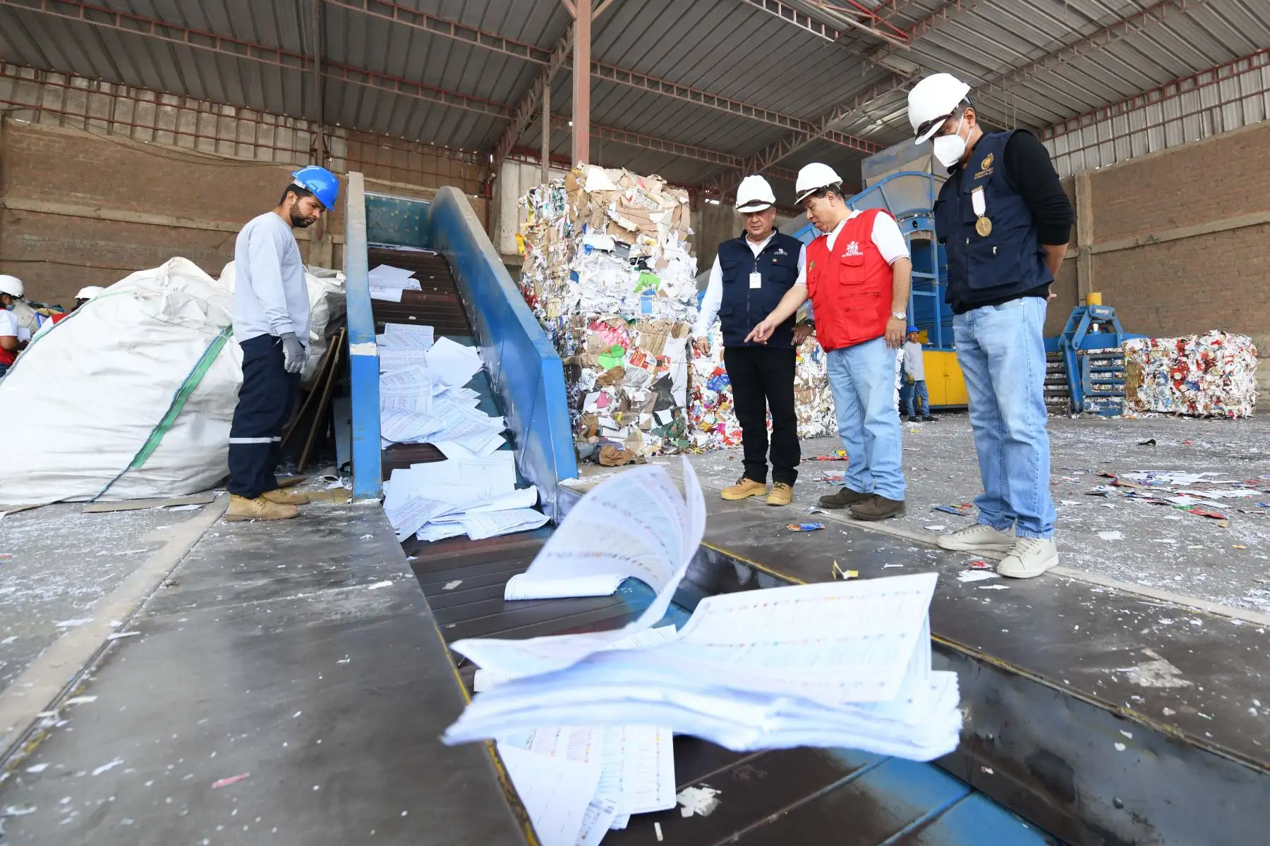 Destrucción total y pública de las cédulas de sufragio escrutadas por mandato de la Ley Orgánica de Elecciones (N°. 26859),actividad que culminará en un plazo máximo de 6 días calendario. Foto: JNE