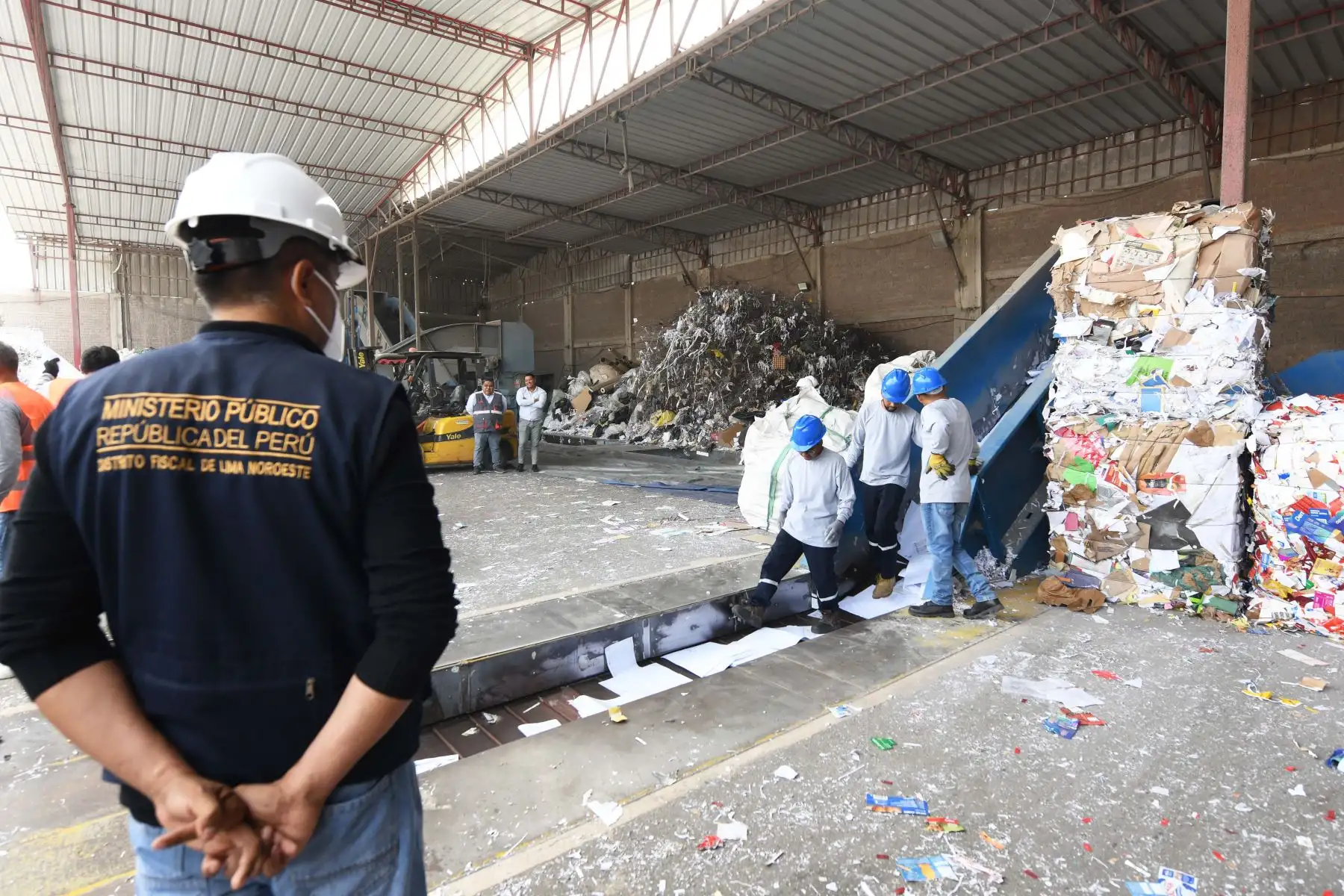 El Jurado Nacional de Elecciones y el Ministerio público fiscalizaron la destrucción de las cédulas de sufragio no impugnadas que fueron utilizadas en las Elecciones Generales 2026 y en la Segunda Elección Presidencial 2026, desde el almacén de la empresa ELM Global Company en Ventanilla. Foto: JNE