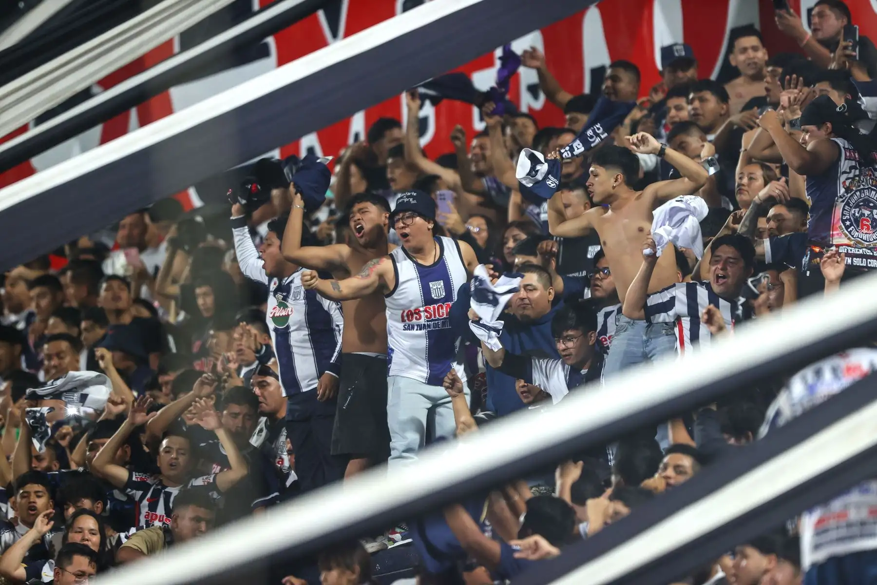 Hinchas de Alianza Lima acuden masivamente al estadio Alejandro Villanueva de La Victoria para alentar a su equipo ante su partido contra Deportivo Garcilaso el sábado 29 de agosto, por la fecha 7 del Torneo Clausura 2026 de la Liga 1. Foto: ANDINA/Jhonel Rodríguez