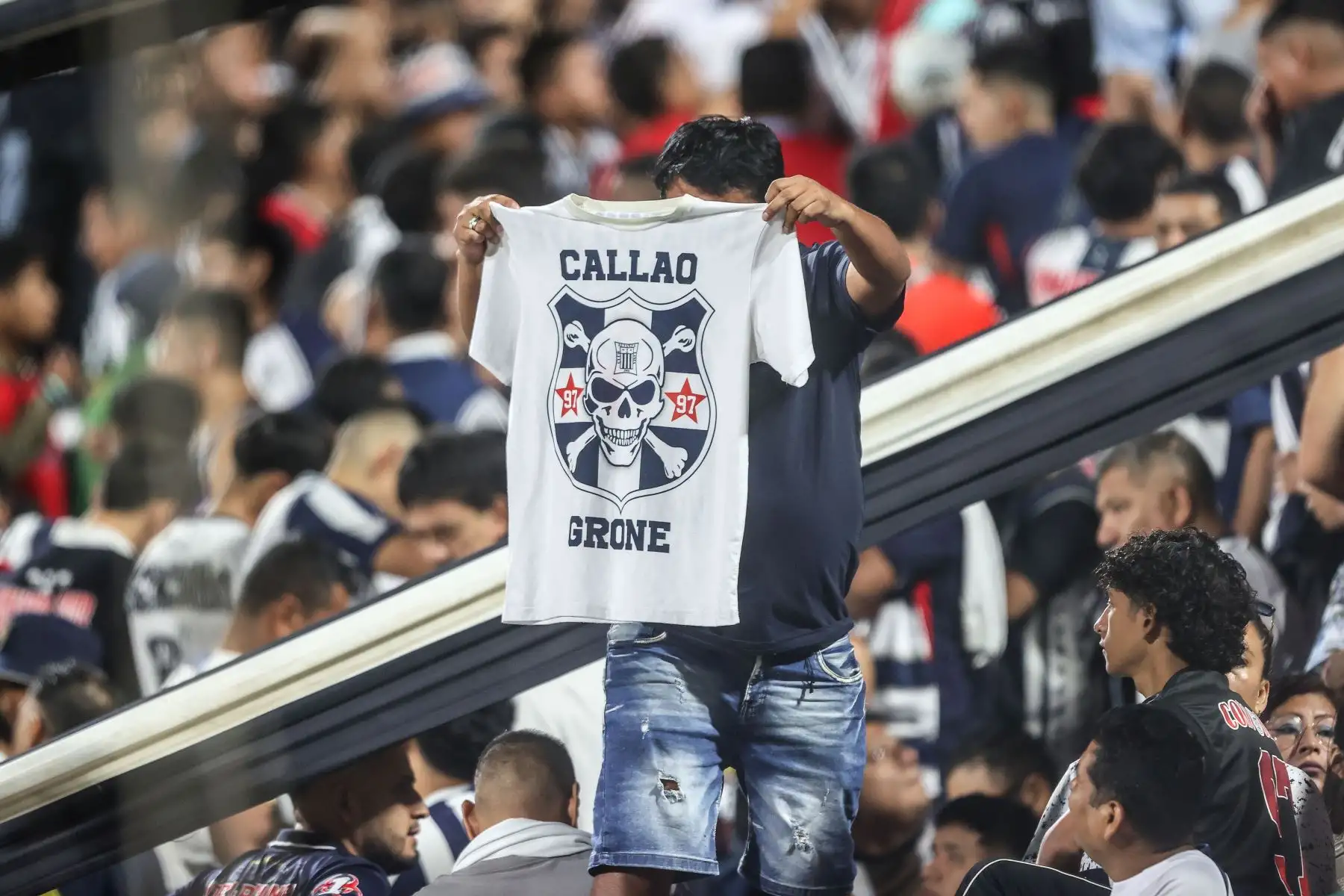 Hinchas de Alianza Lima acuden masivamente al estadio Alejandro Villanueva de La Victoria para alentar a su equipo ante su partido contra Deportivo Garcilaso el sábado 29 de agosto, por la fecha 7 del Torneo Clausura 2026 de la Liga 1. Foto: ANDINA/Jhonel Rodríguez
