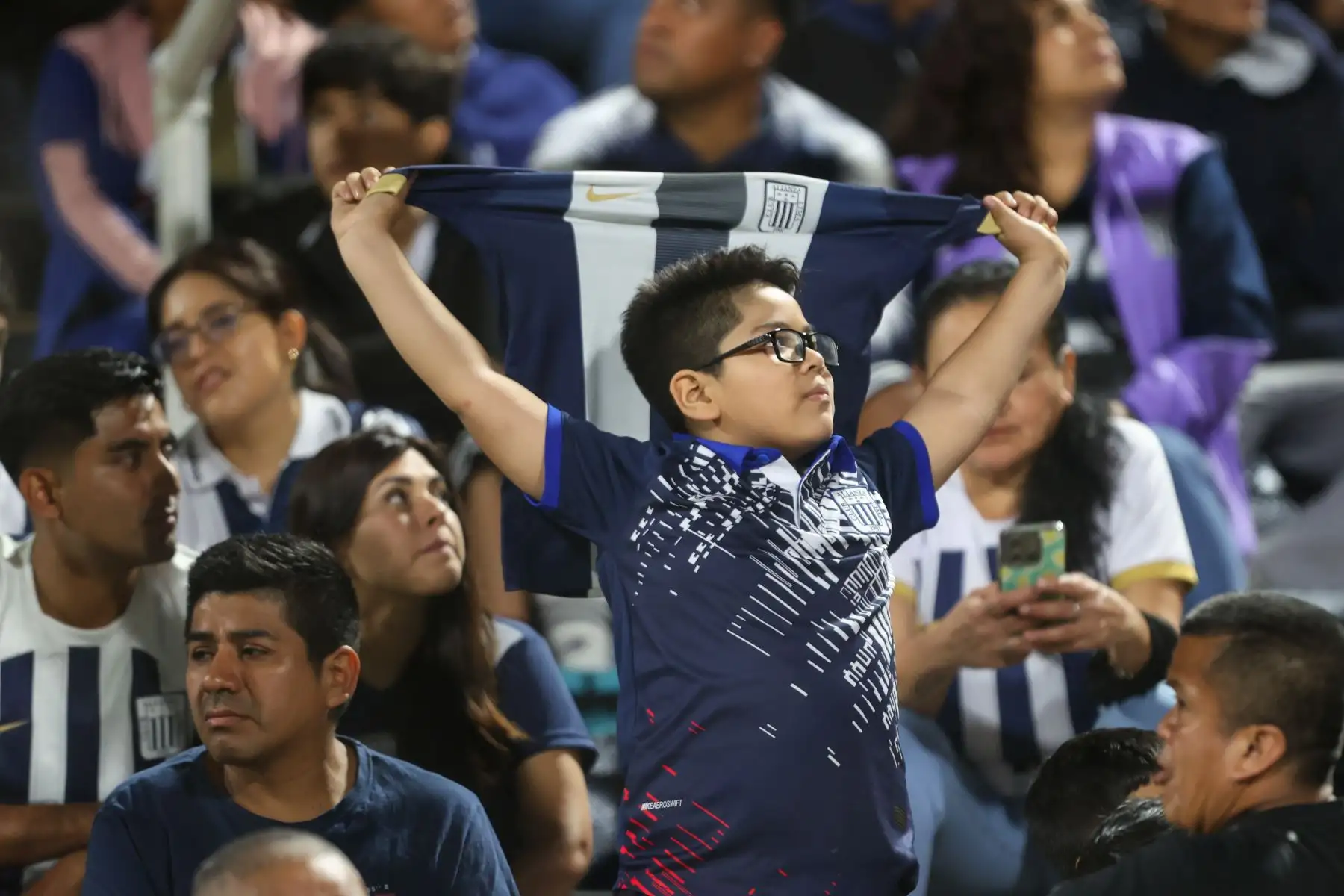 Hinchas de Alianza Lima acuden masivamente al estadio Alejandro Villanueva de La Victoria para alentar a su equipo ante su partido contra Deportivo Garcilaso el sábado 29 de agosto, por la fecha 7 del Torneo Clausura 2026 de la Liga 1. Foto: ANDINA/Jhonel Rodríguez