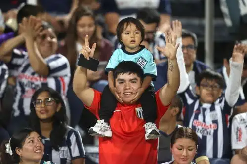 Hinchas de Alianza Lima alientan a su equipo ante su partido con Deportivo Garcilaso