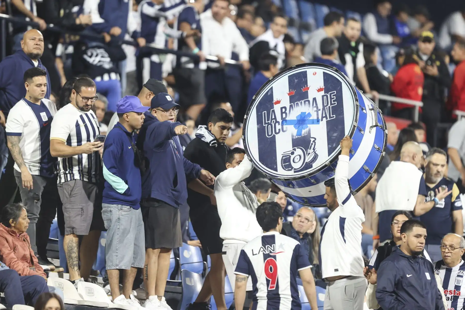 Hinchas de Alianza Lima acuden masivamente al estadio Alejandro Villanueva de La Victoria para alentar a su equipo ante su partido contra Deportivo Garcilaso el sábado 29 de agosto, por la fecha 7 del Torneo Clausura 2026 de la Liga 1. Foto: ANDINA/Jhonel Rodríguez