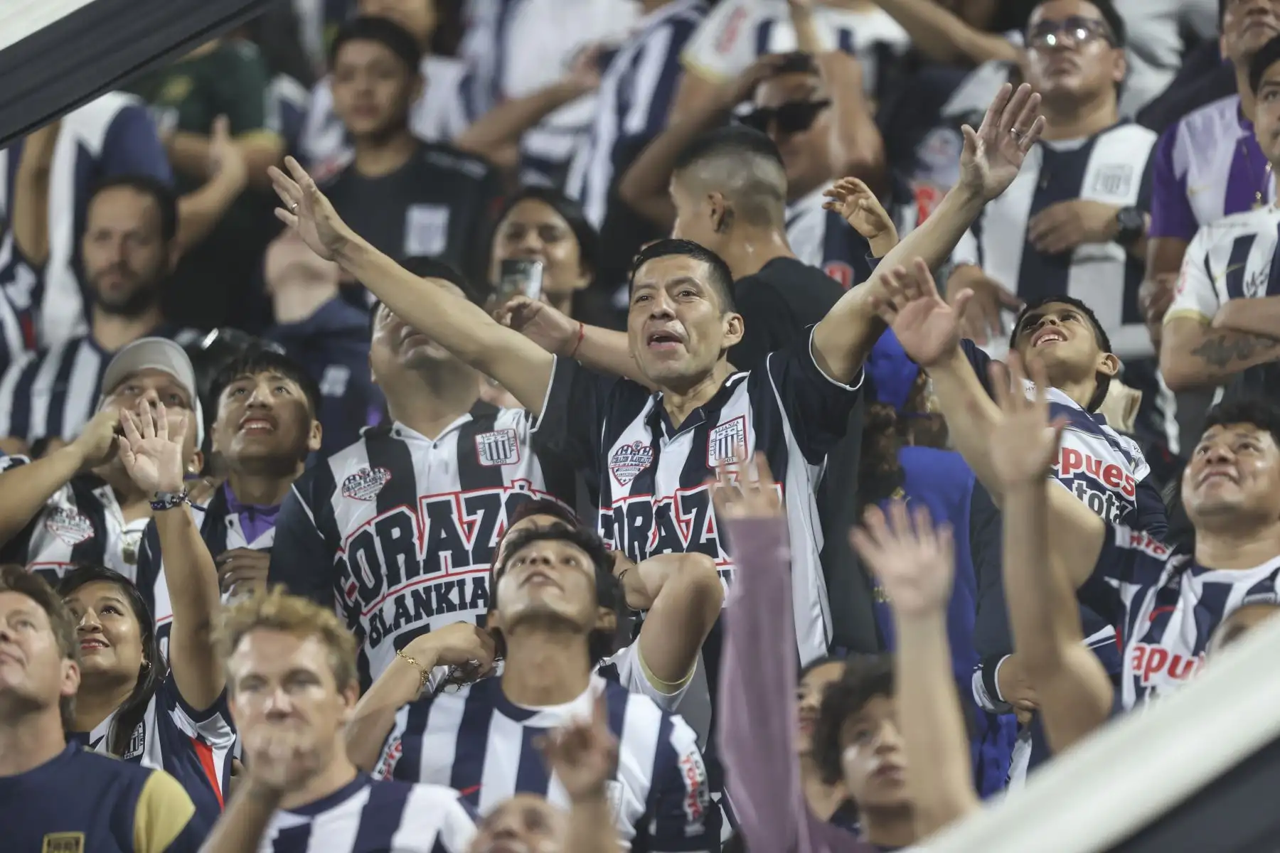 Hinchas de Alianza Lima acuden masivamente al estadio Alejandro Villanueva de La Victoria para alentar a su equipo ante su partido contra Deportivo Garcilaso el sábado 29 de agosto, por la fecha 7 del Torneo Clausura 2026 de la Liga 1. Foto: ANDINA/Jhonel Rodríguez