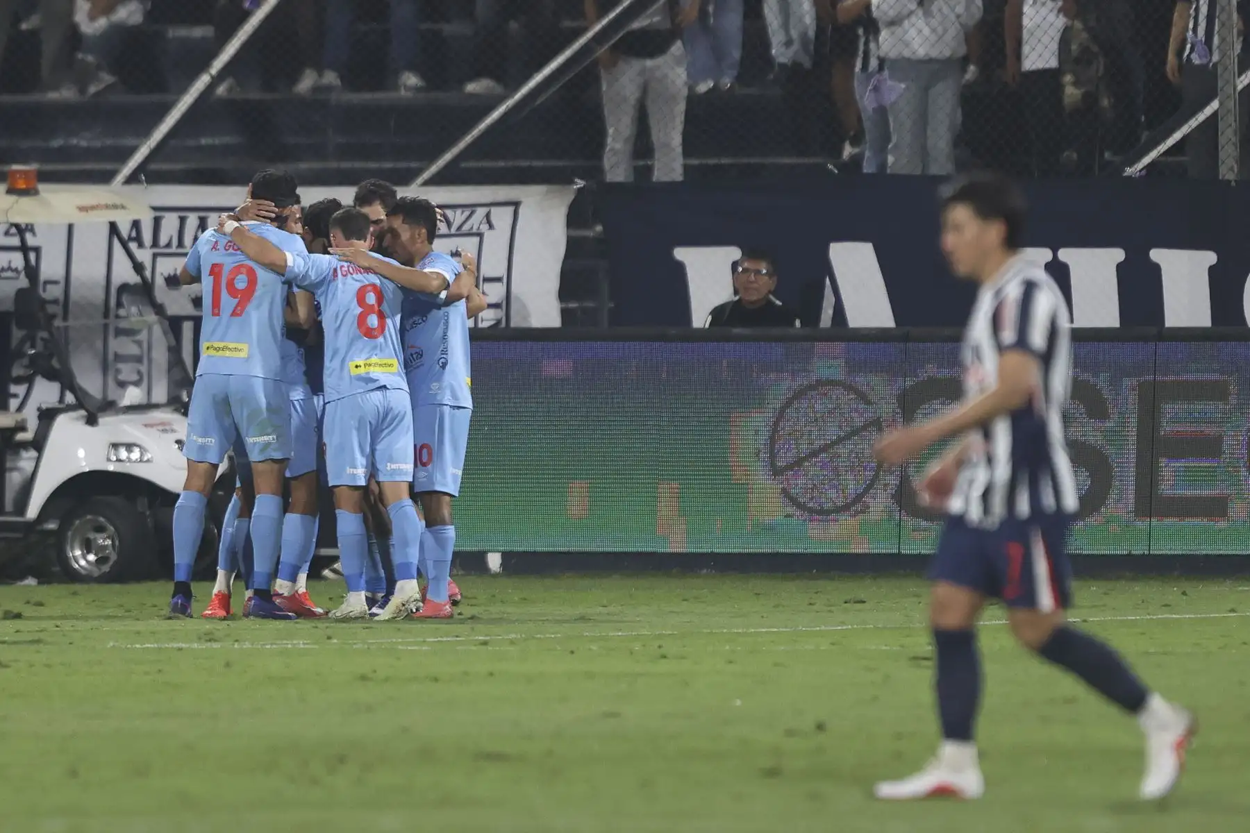 Jugadores del Deportivo Garcilaso celebran el gol de Beto Da Silva contra Alianza Lima, durante el primer tiempo del partido que disputan ambos equipos por la fecha 7 del Torneo Clausura 2026 de la Liga 1, en el Estadio Alejandro Villanueva de La Victoria el sábado  29 de agosto. Foto: ANDINA/Jhonel Rodríguez