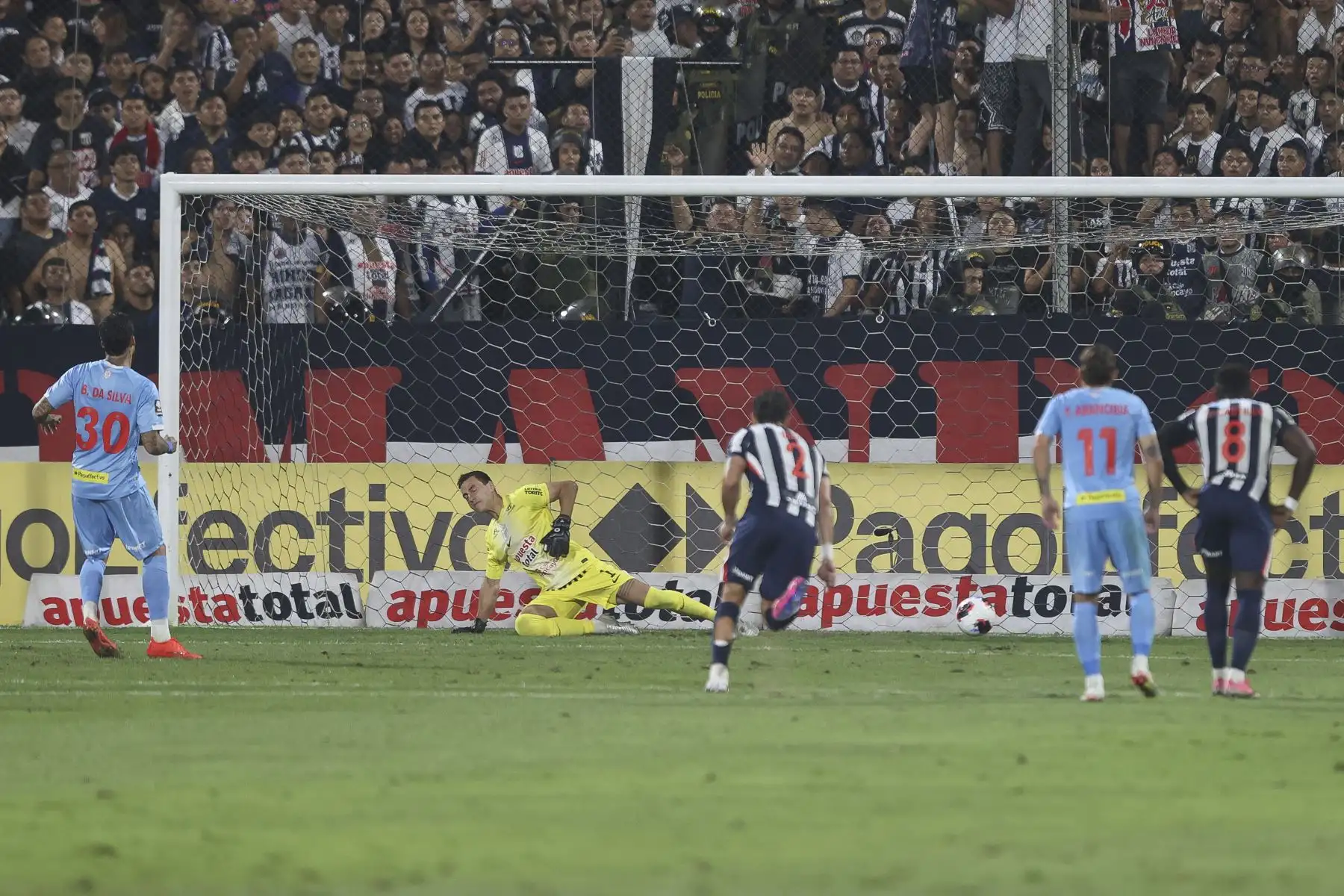 El jugador del Deportivo Garcilaso, Beto Da Silva, anota el primer gol para su equipo en contra de Alianza Lima, durante el primer tiempo del partido que disputan ambos equipos por la fecha 7 del Torneo Clausura 2026 de la Liga 1, en el Estadio Alejandro Villanueva de La Victoria el sábado  29 de agosto. Foto: ANDINA/Jhonel Rodríguez