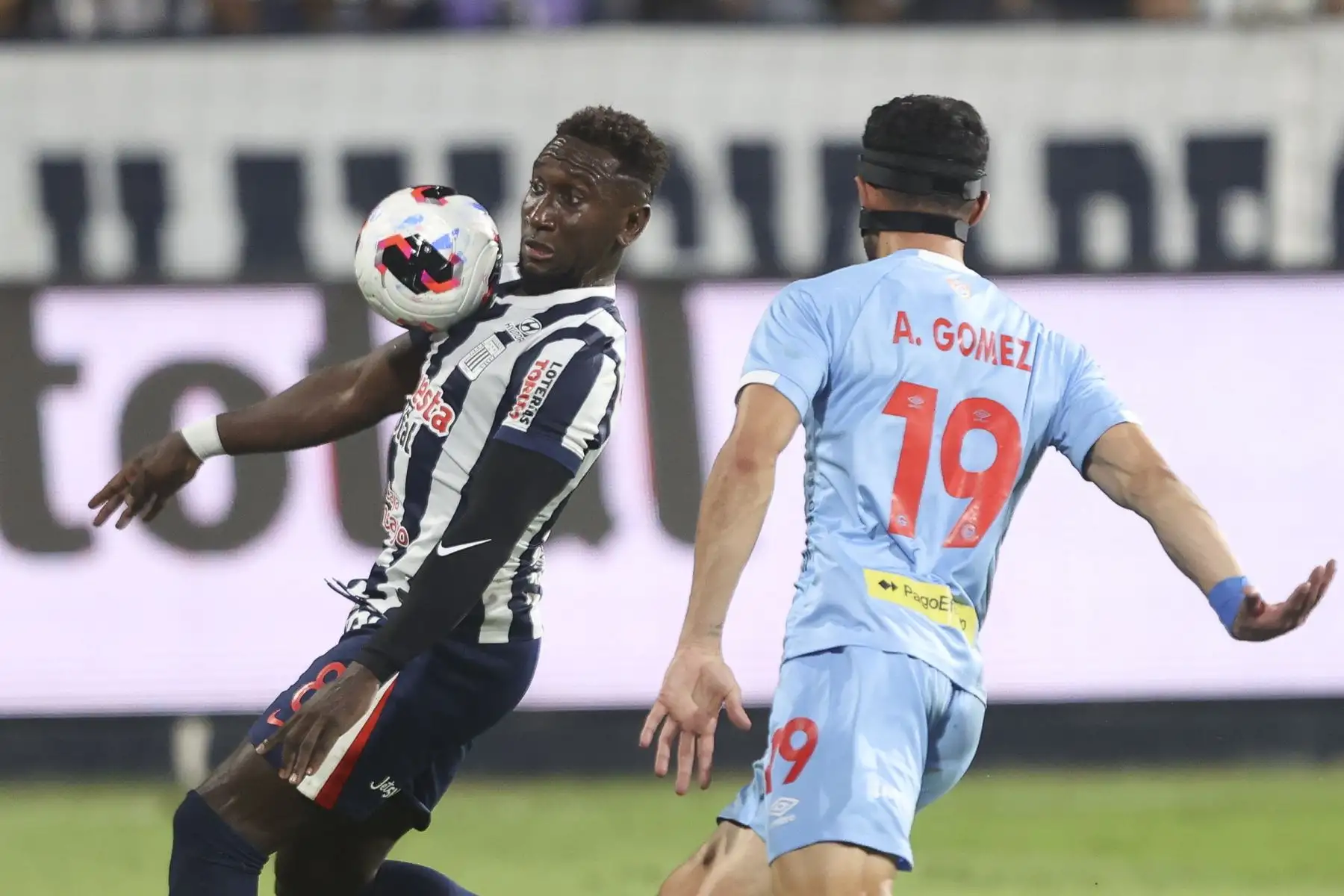 El jugador de Alianza Lima, Erick Castillo, disputa el balón con el jugador de Deportivo Garcilaso, Agustin Gómez, durante el primer tiempo del partido que disputan ambos equipos por la fecha 7 del Torneo Clausura 2026 de la Liga 1, en el Estadio Alejandro Villanueva de La Victoria el sábado  29 de agosto. Foto: ANDINA/Jhonel Rodríguez