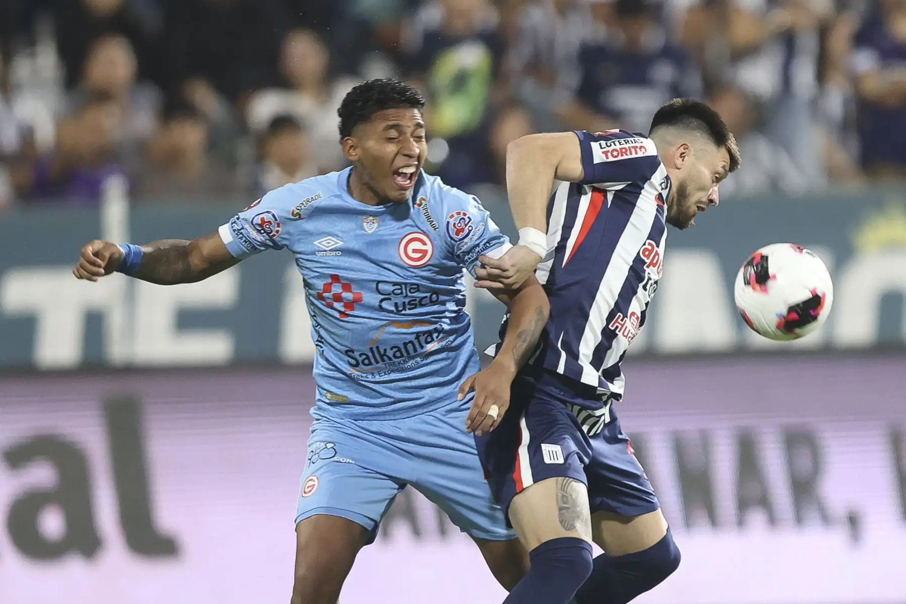 Jugadores de Alianza Lima y Deportivo Garcilaso se enfrentan en el estadio Alejandro Villanueva de La Victoria por la fecha 7 del Torneo Clausura 2026 de la Liga 1, el sábado  29 de agosto. Foto: ANDINA/Jhonel Rodríguez