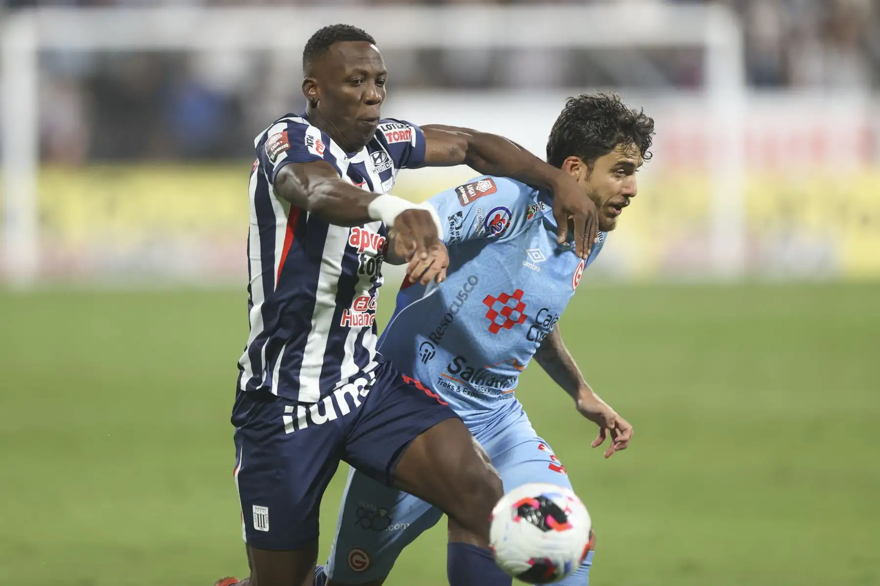 El jugador de Alianza Lima, Luis Advíncula, intenta controlar el balón durante el segundo tiempo del partido contra Deportivo Garcilaso por la fecha 7 del Torneo Clausura 2026 de la Liga 1, en el Estadio Alejandro Villanueva de La Victoria el sábado  29 de agosto. Foto: ANDINA/Jhonel Rodríguez