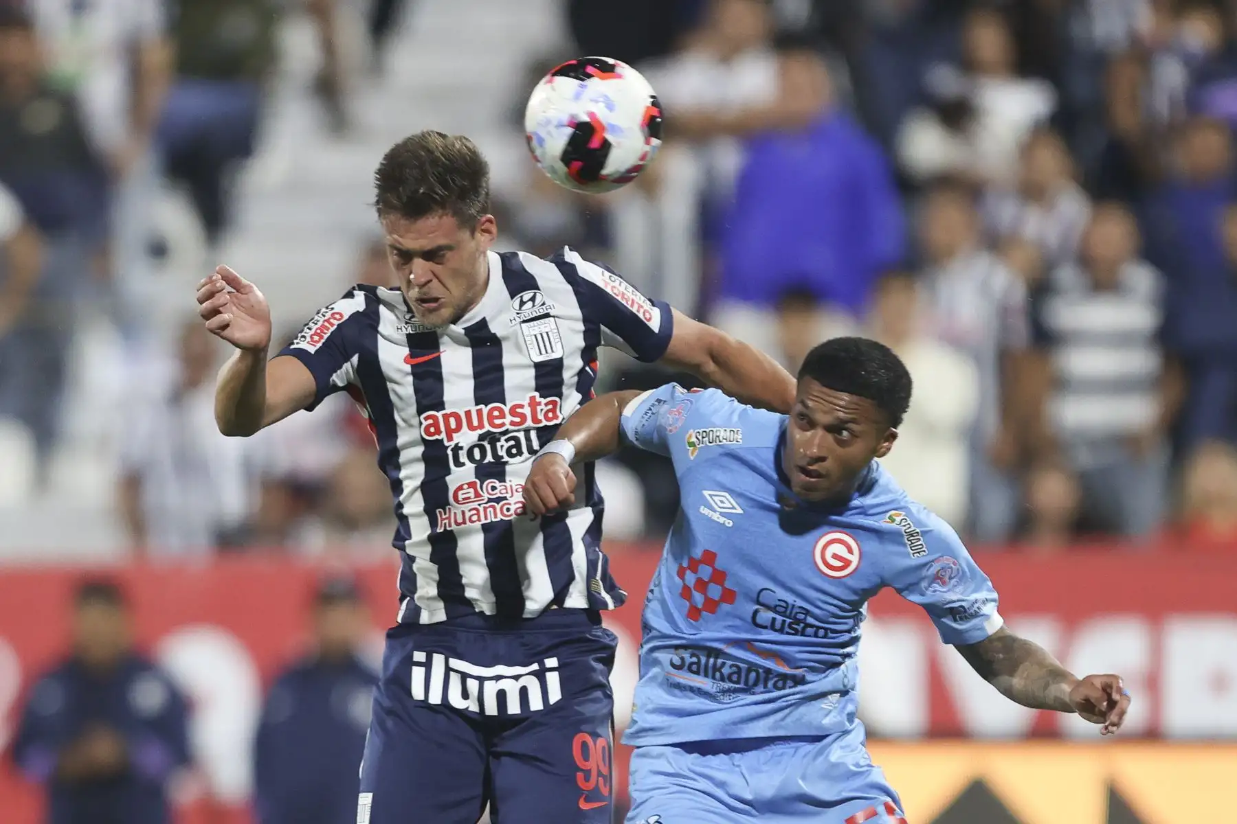 Jugadores de Alianza Lima y Deportivo Garcilaso se enfrentan en el estadio Alejandro Villanueva de La Victoria por la fecha 7 del Torneo Clausura 2026 de la Liga 1, el sábado  29 de agosto. Foto: ANDINA/Jhonel Rodríguez