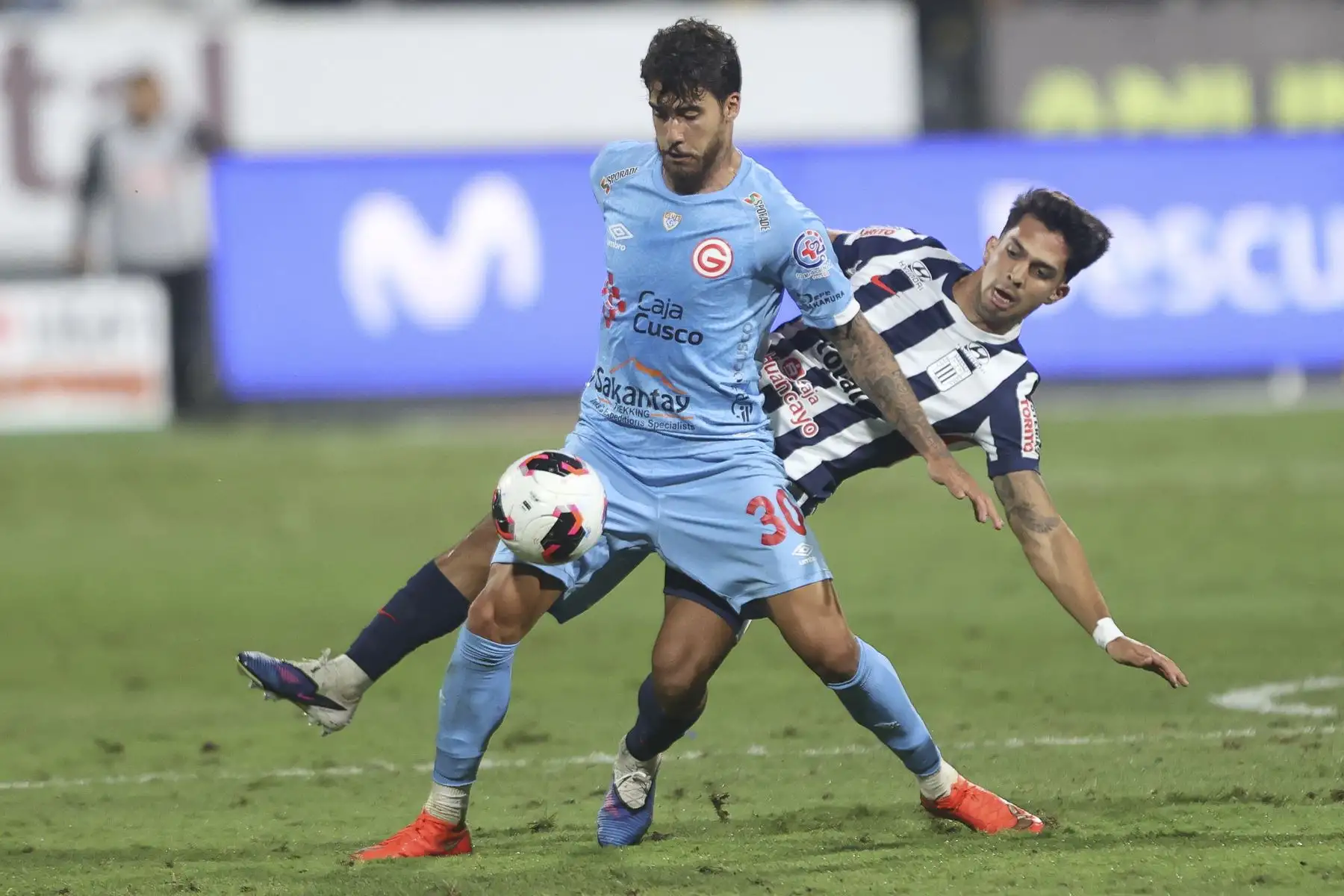 El jugador de Deportivo Garcilaso, Beto Da Silva, intenta controlar el balón durante el segundo tiempo del partido contra Alianza Lima por la fecha 7 del Torneo Clausura 2026 de la Liga 1, en el Estadio Alejandro Villanueva de La Victoria el sábado  29 de agosto. Foto: ANDINA/Jhonel Rodríguez