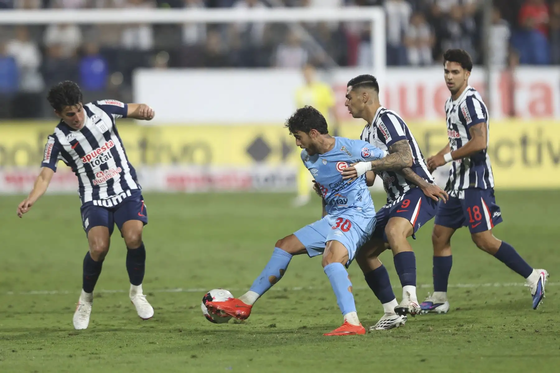 El jugador de Deportivo Garcilaso, Beto Da Silva, intenta controlar el balón durante el segundo tiempo del partido contra Alianza Lima por la fecha 7 del Torneo Clausura 2026 de la Liga 1, en el Estadio Alejandro Villanueva de La Victoria el sábado  29 de agosto. Foto: ANDINA/Jhonel Rodríguez